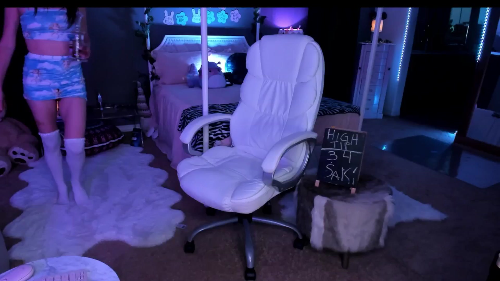 Gallery image thumbnail from CaliPassion's myfreecams stream on, 05/17/2025, 05:17 image 6 of 20