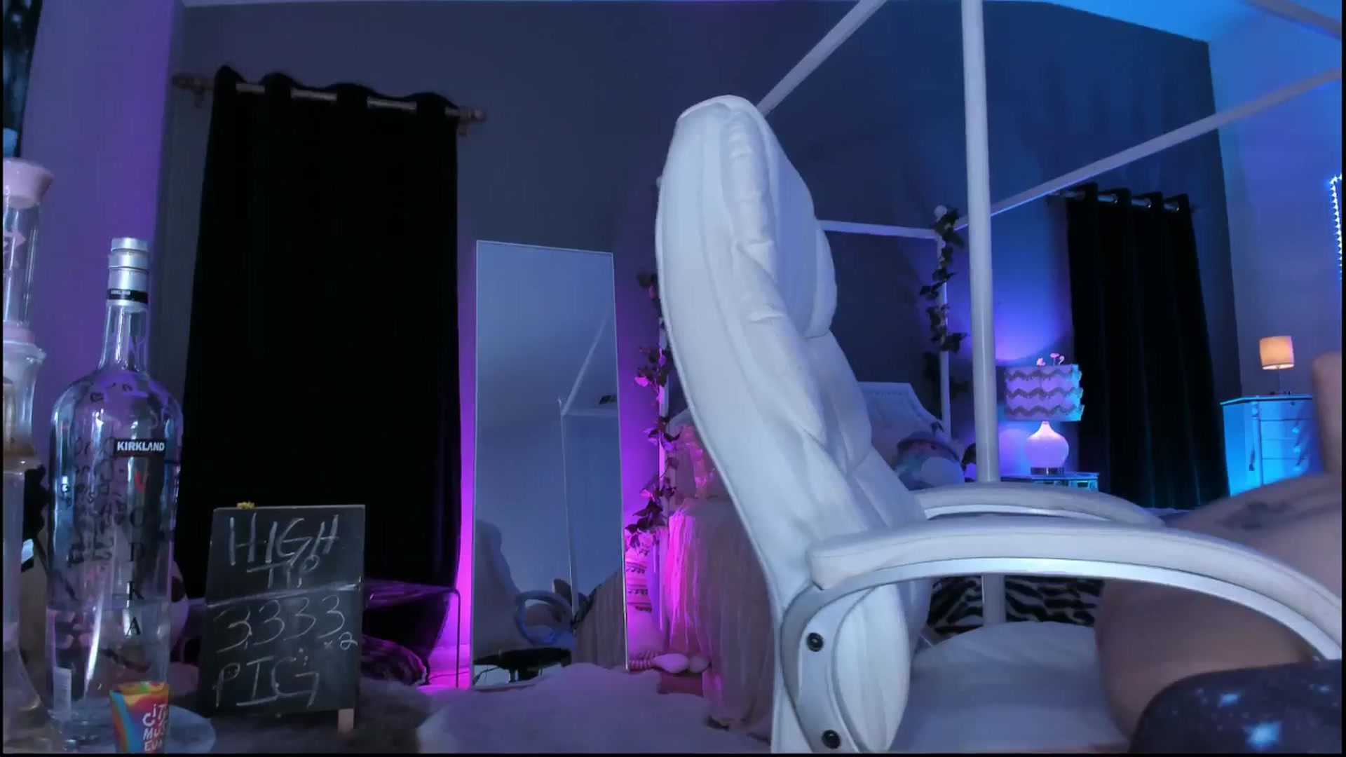 Gallery image thumbnail from CaliPassion's myfreecams stream on, 06/17/2025, 04:34 image 12 of 20