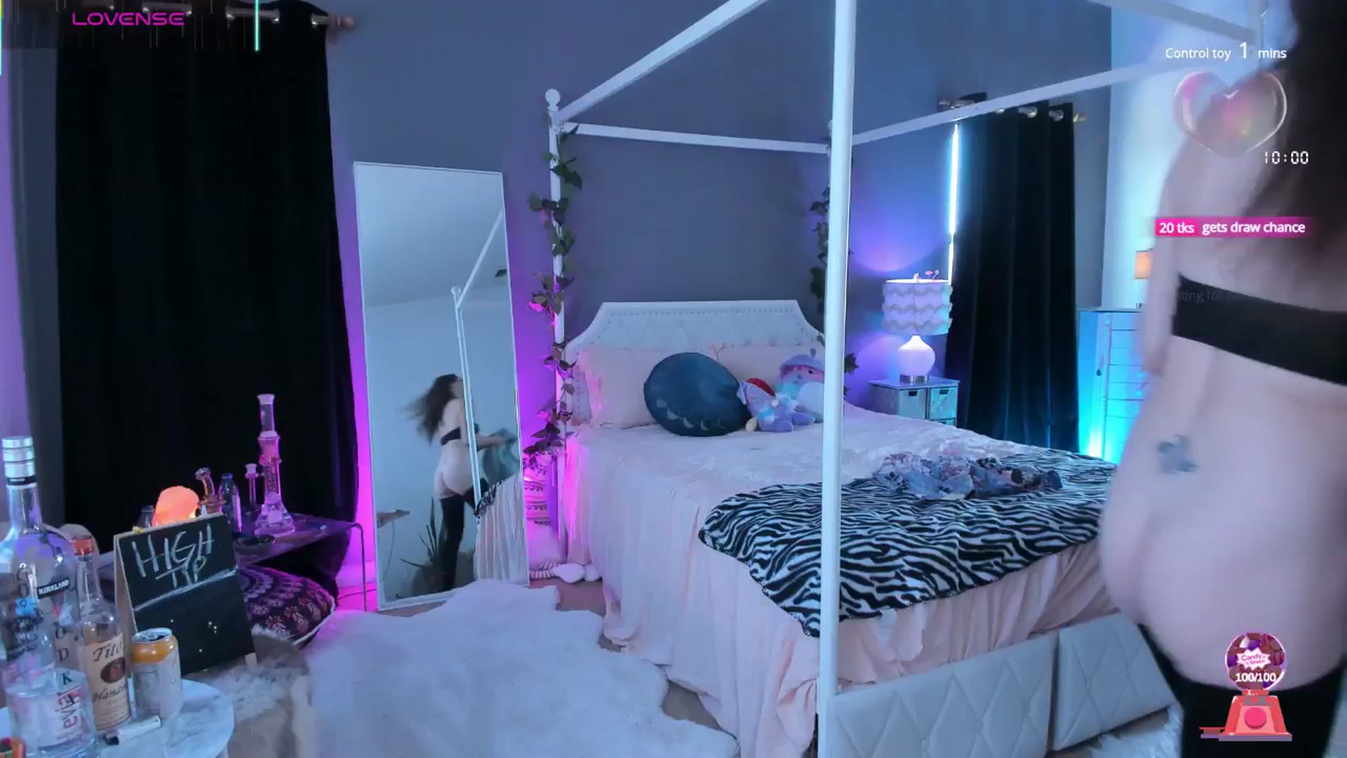 Gallery image thumbnail from CaliPassion's myfreecams stream on, 06/18/2025, 21:01 image 17 of 20