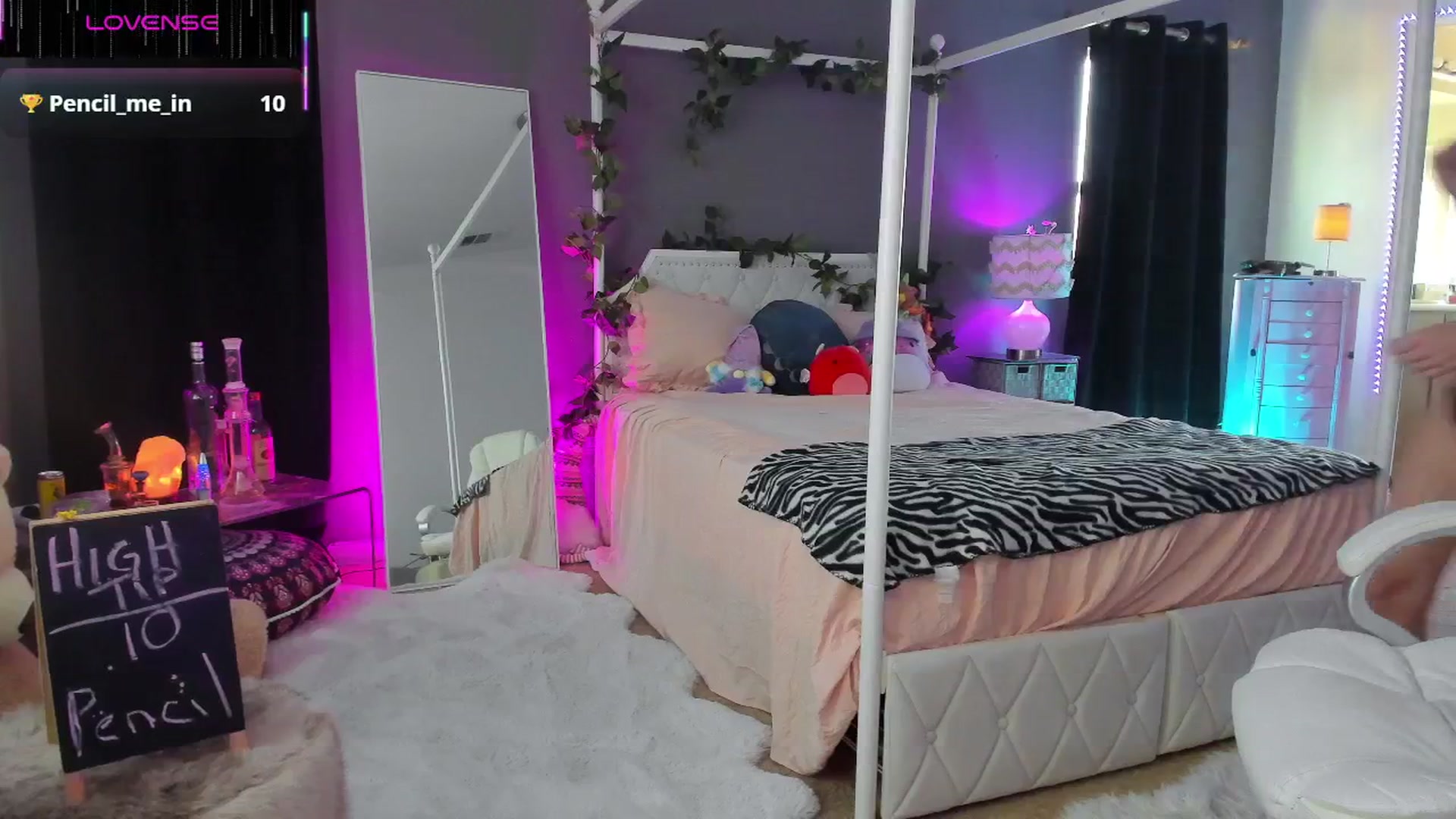 Gallery image thumbnail from CaliPassion's myfreecams stream on, 06/27/2025, 24:31 image 6 of 20