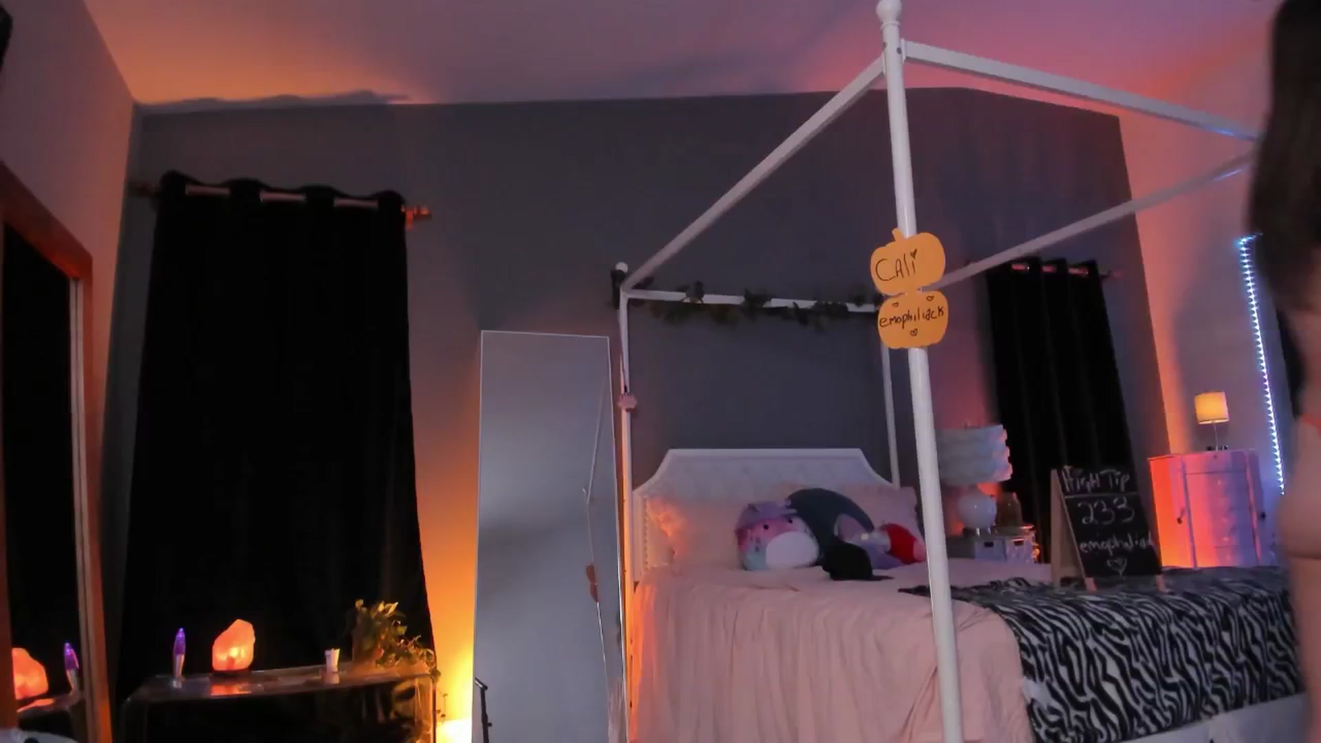 Gallery image thumbnail from CaliPassion's myfreecams stream on, 10/09/2025, 02:56 image 15 of 20