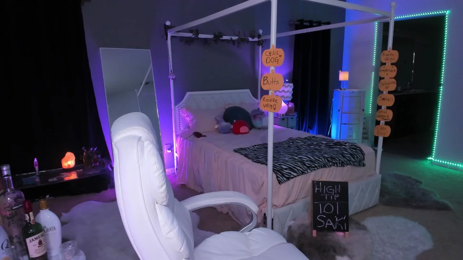 Gallery image thumbnail from CaliPassion's myfreecams stream on, 10/17/2025, 03:55 image 15 of 20