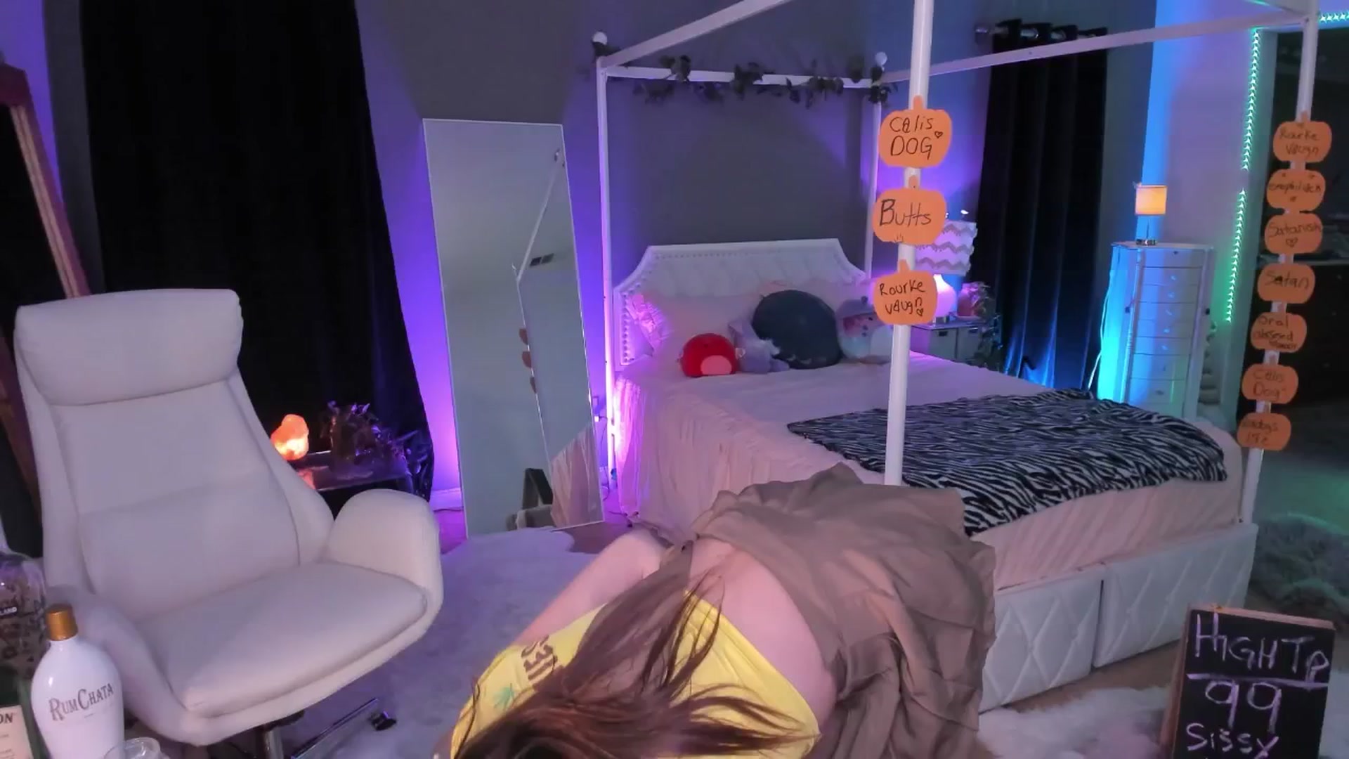 Gallery image thumbnail from CaliPassion's myfreecams stream on, 10/24/2025, 03:17 image 9 of 20