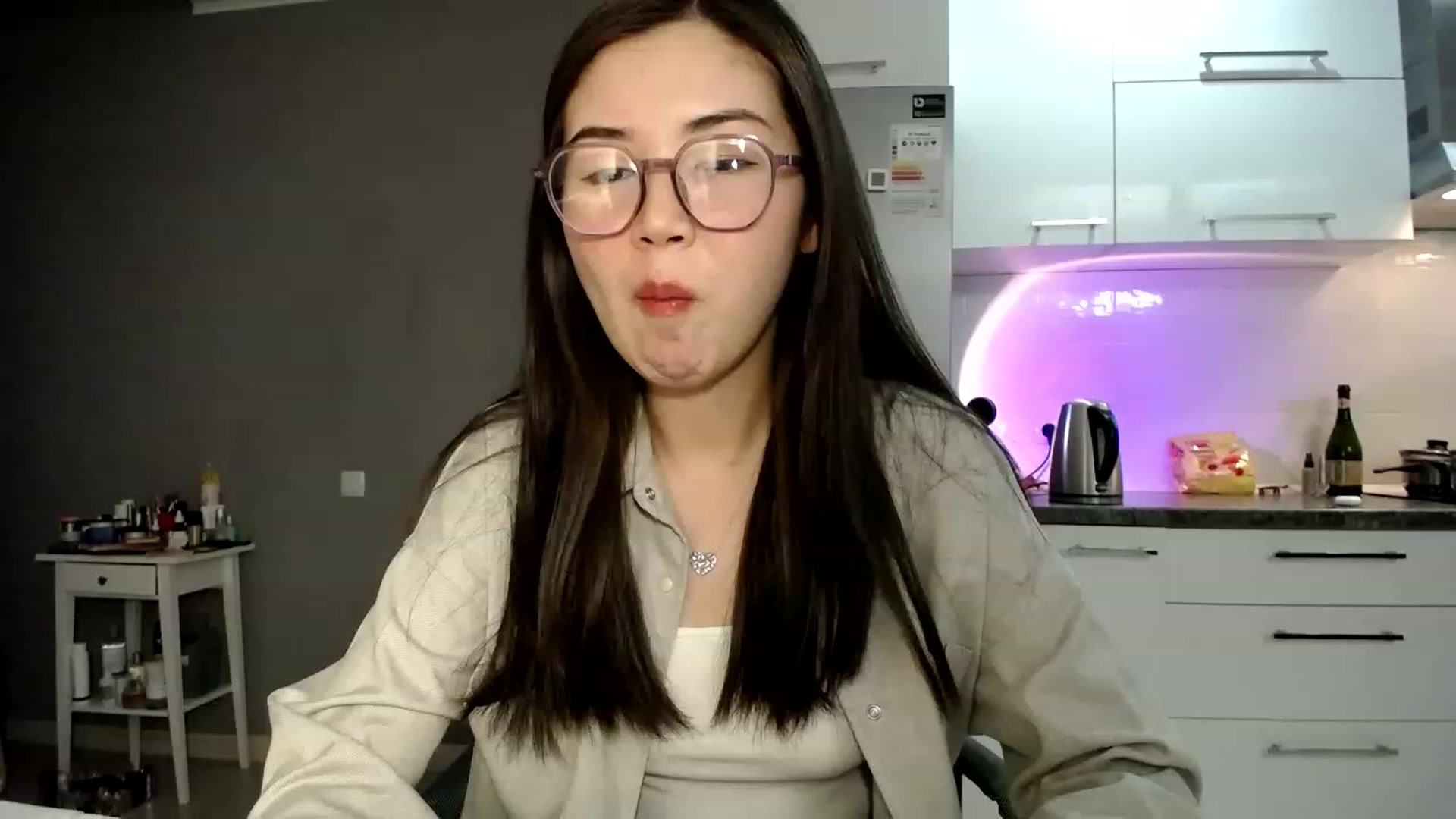 Gallery image thumbnail from CallMeMina's myfreecams stream on, 03/19/2023, 15:10 image 14 of 20