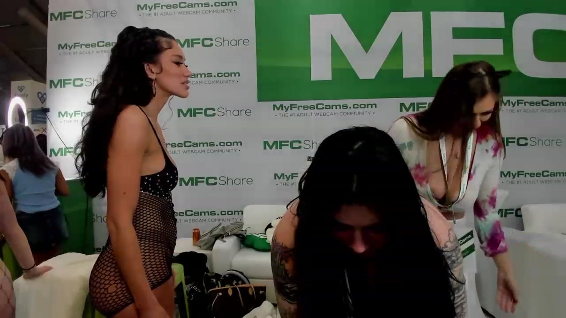 Gallery image thumbnail from CallieMyers's myfreecams stream on, 01/26/2024, 03:44 image 17 of 20