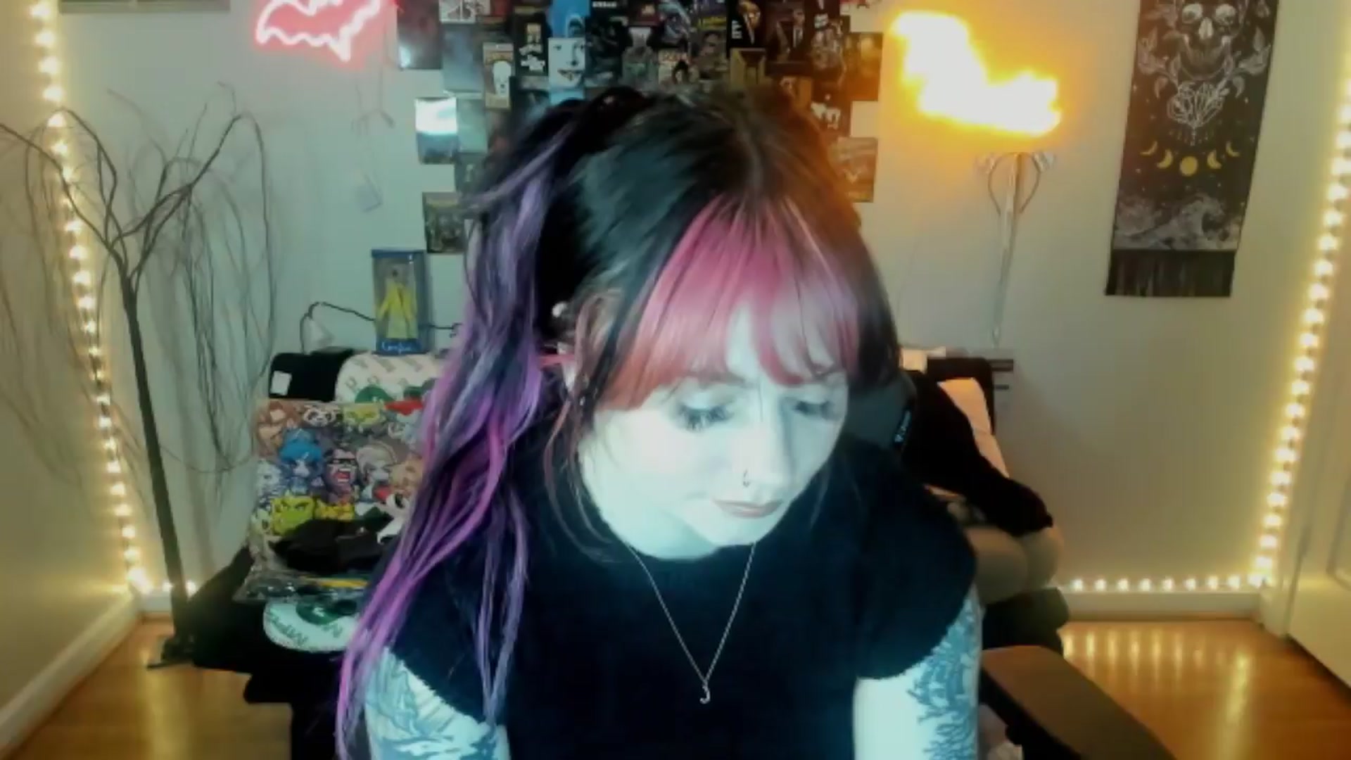 Gallery image thumbnail from CallieMyers's myfreecams stream on, 04/03/2024, 15:43 image 7 of 20