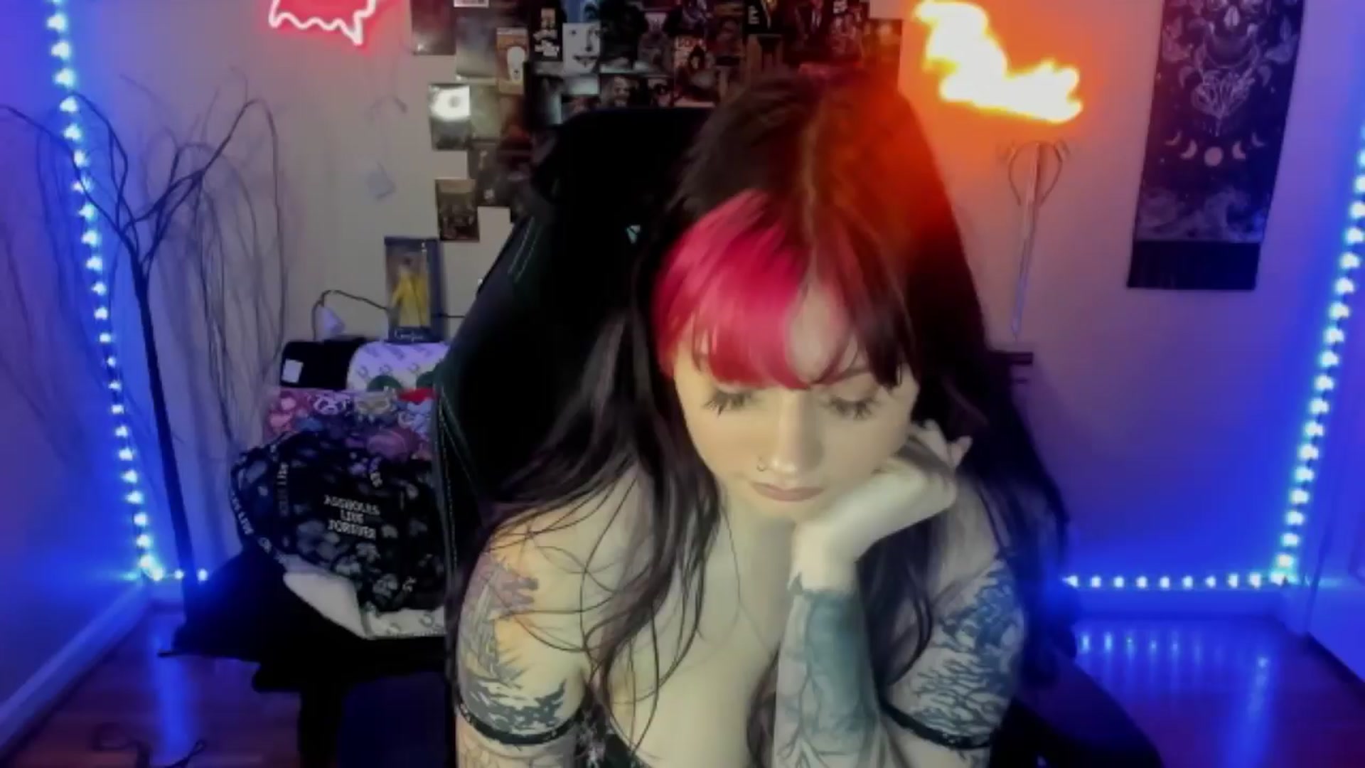 Gallery image thumbnail from CallieMyers's myfreecams stream on, 04/09/2024, 15:29 image 12 of 20