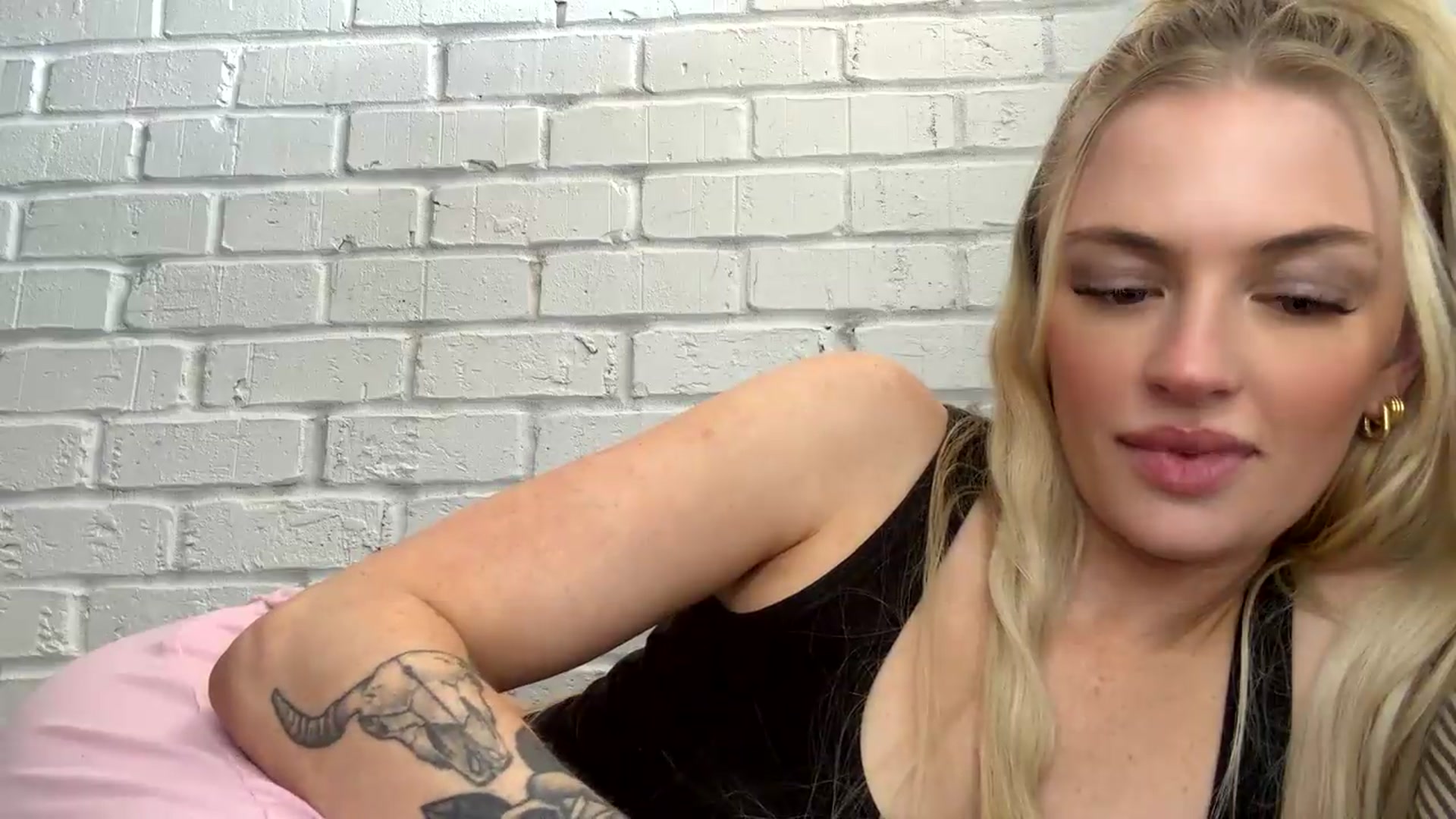 Gallery image thumbnail from Callmemaddie's myfreecams stream on, 08/18/2026, 17:35 image 16 of 20