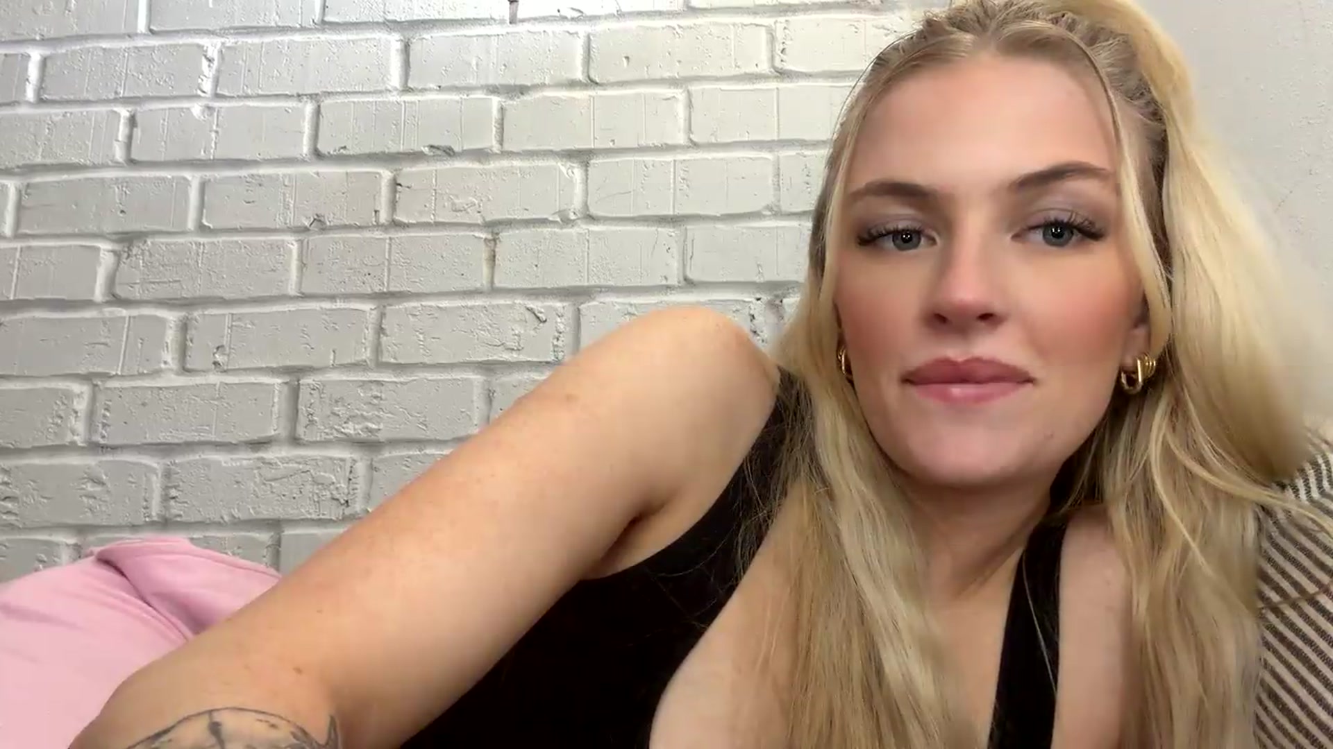 Gallery image thumbnail from Callmemaddie's myfreecams stream on, 08/18/2026, 17:35 image 4 of 20