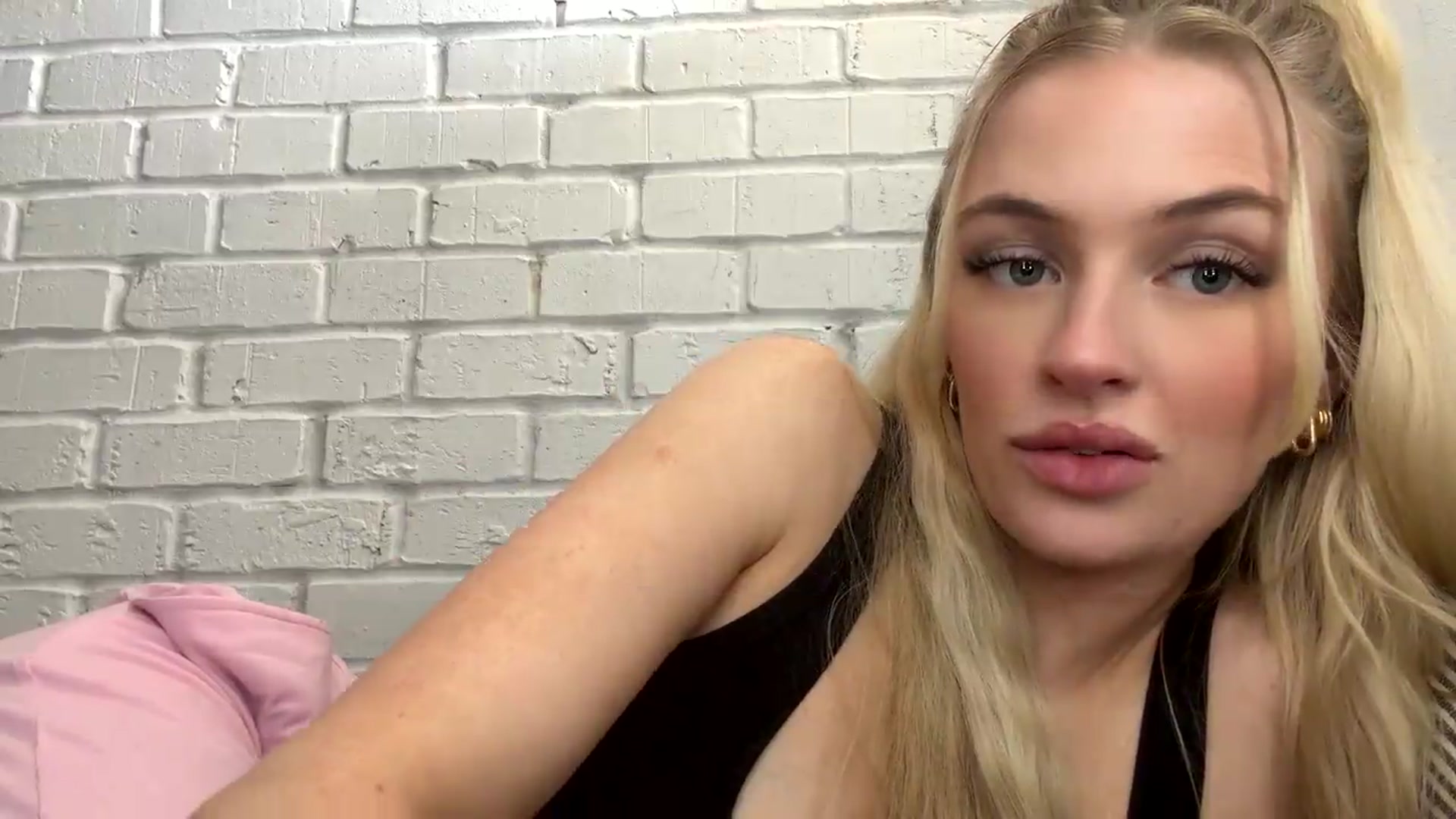 Gallery image thumbnail from Callmemaddie's myfreecams stream on, 08/18/2026, 17:35 image 6 of 20