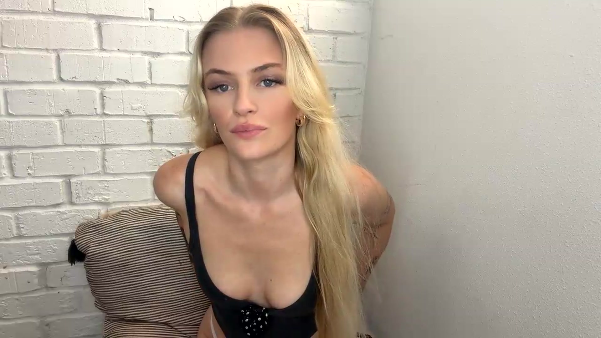 Gallery image thumbnail from Callmemaddie's myfreecams stream on, 08/24/2026, 19:27 image 10 of 20