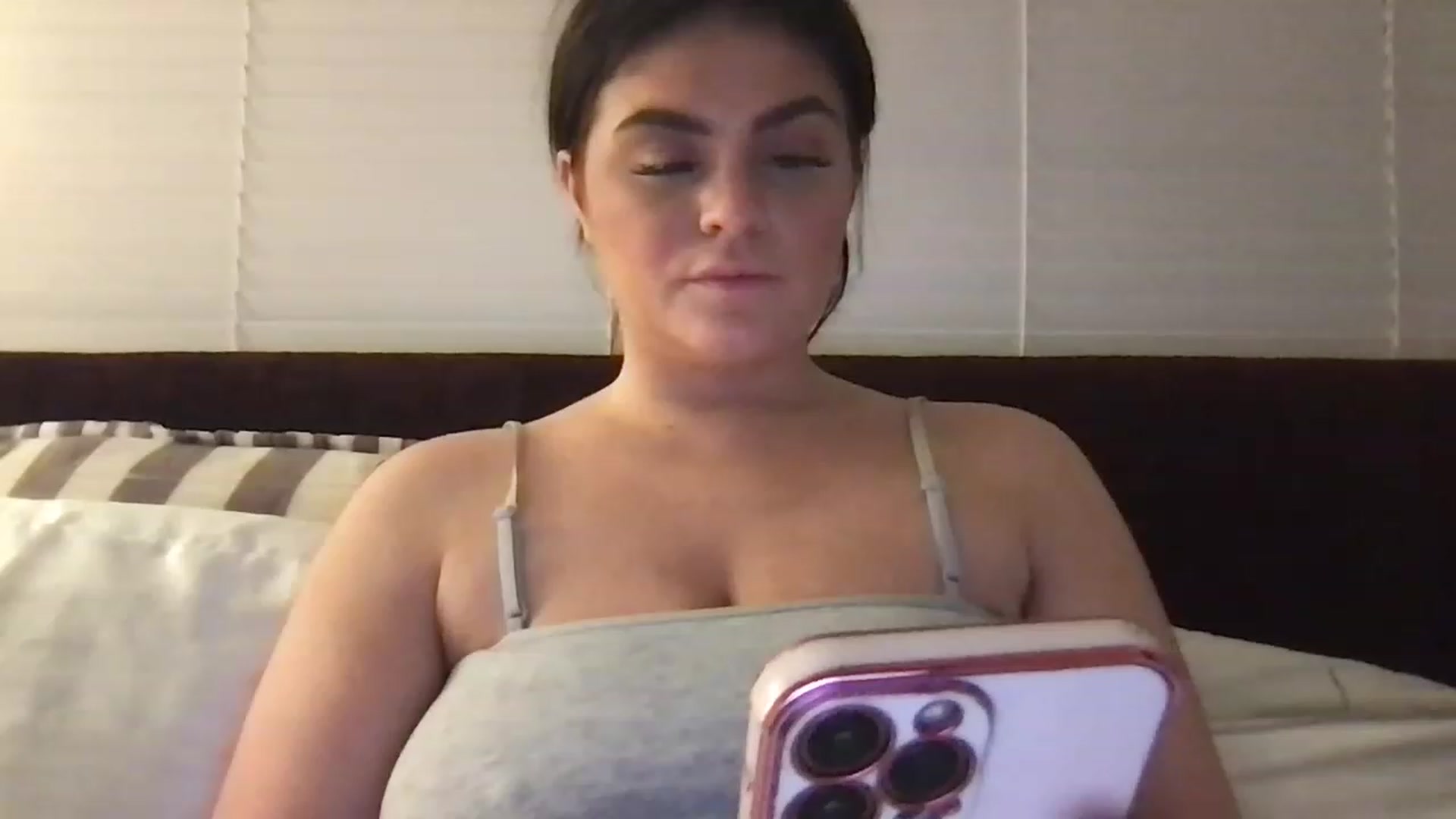 Gallery image thumbnail from Cambabe1997's myfreecams stream on, 11/22/2022, 18:47 image 19 of 20