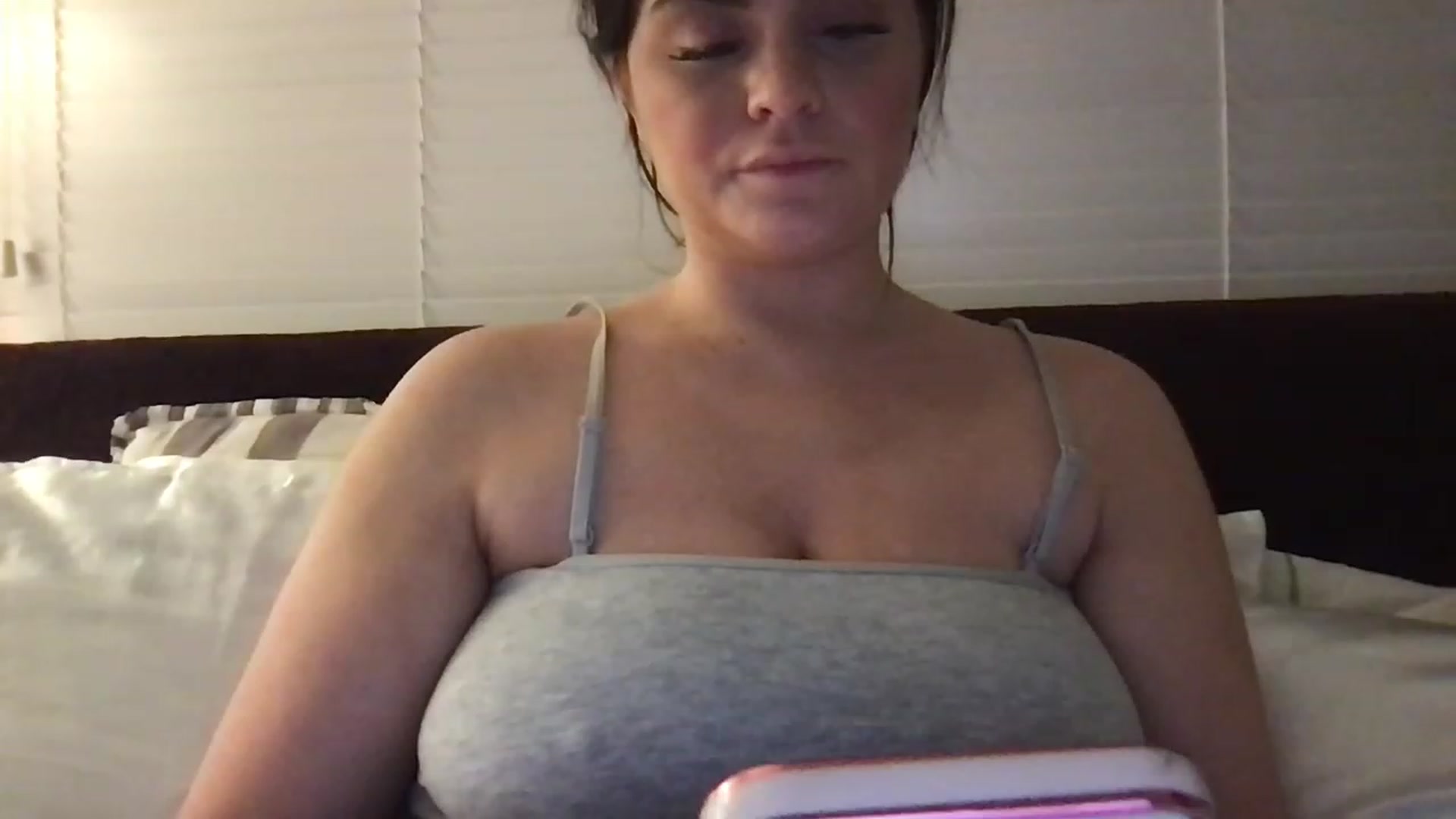 Gallery image thumbnail from Cambabe1997's myfreecams stream on, 11/22/2022, 18:47 image 12 of 20
