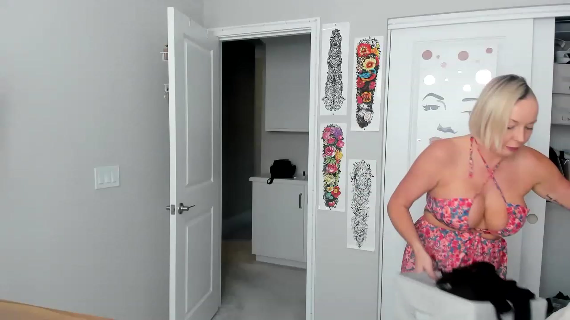 Gallery image thumbnail from CamgirlCASS's myfreecams stream on, 02/18/2023, 19:38 image 12 of 20