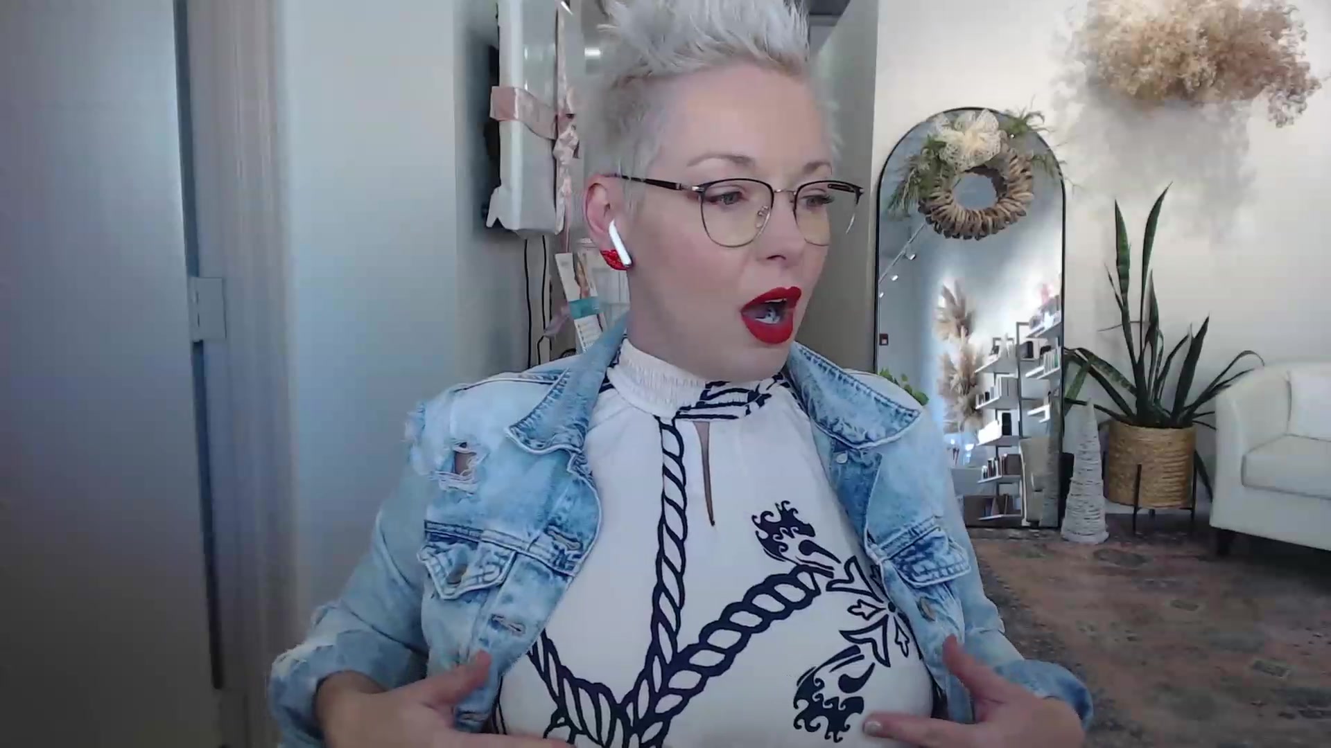 Gallery image thumbnail from CamgirlCASS's myfreecams stream on, 12/13/2023, 19:59 image 2 of 20