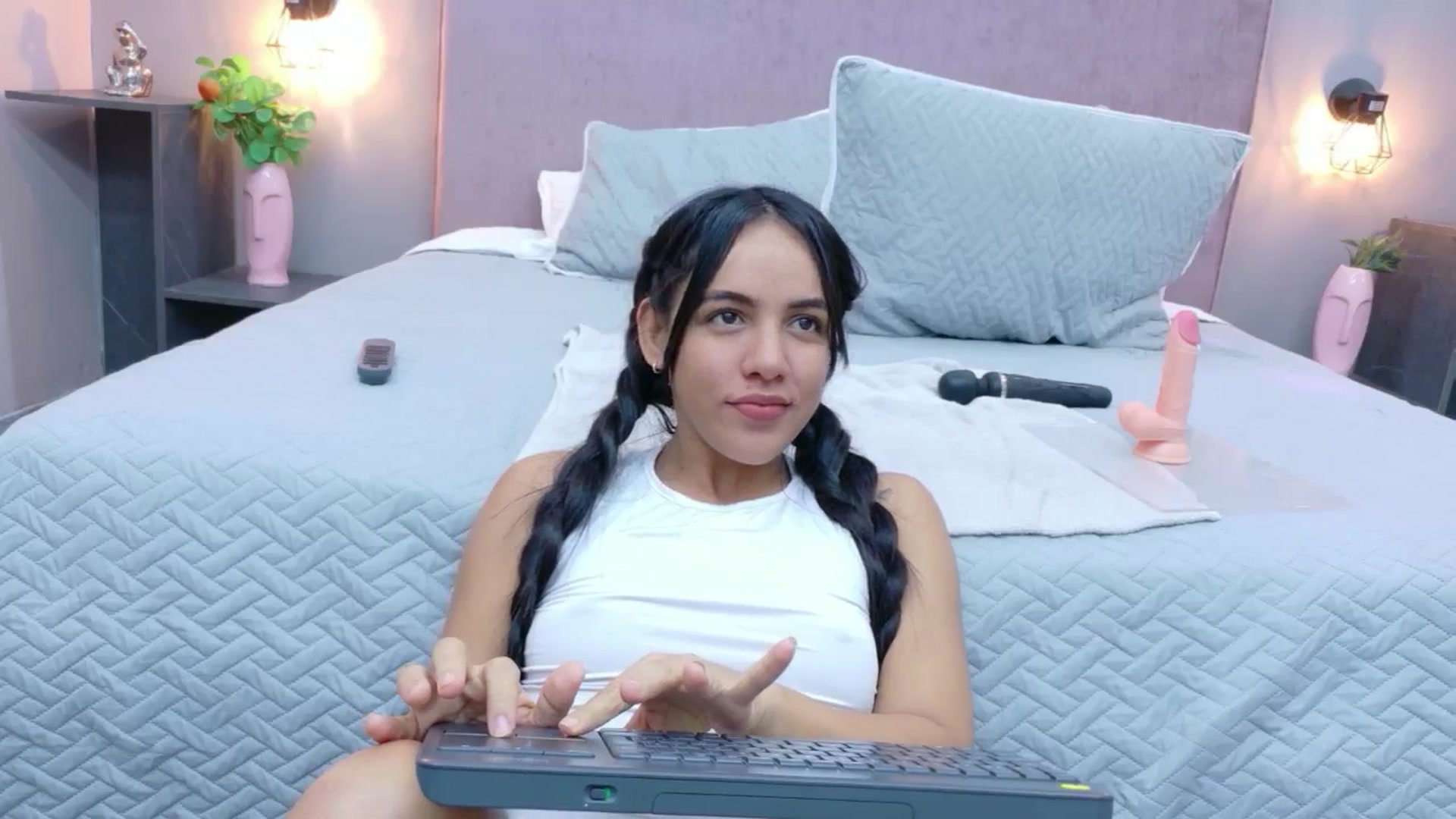 Gallery image thumbnail from CamilaHill's myfreecams stream on, 12/05/2025, 16:20 image 4 of 20