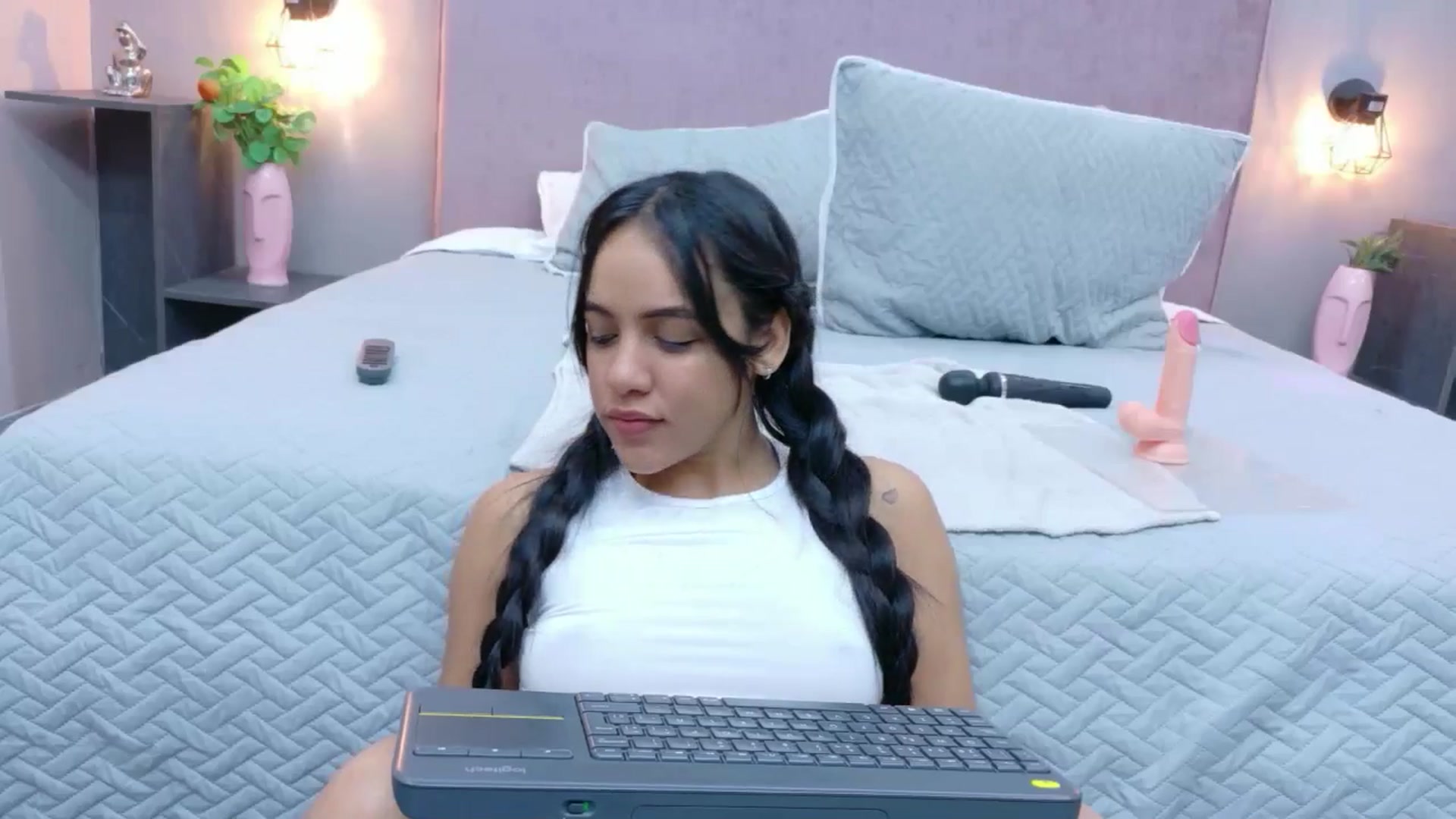 Gallery image thumbnail from CamilaHill's myfreecams stream on, 12/05/2025, 16:20 image 11 of 20