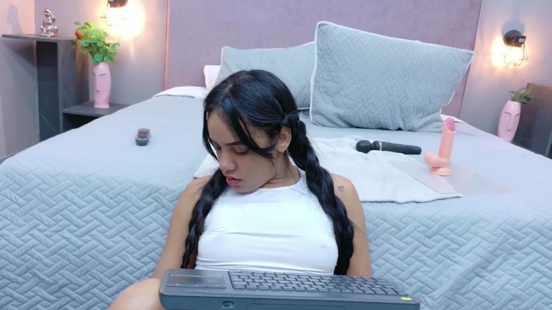 Gallery image thumbnail from CamilaHill's myfreecams stream on, 12/05/2025, 16:20 image 5 of 20