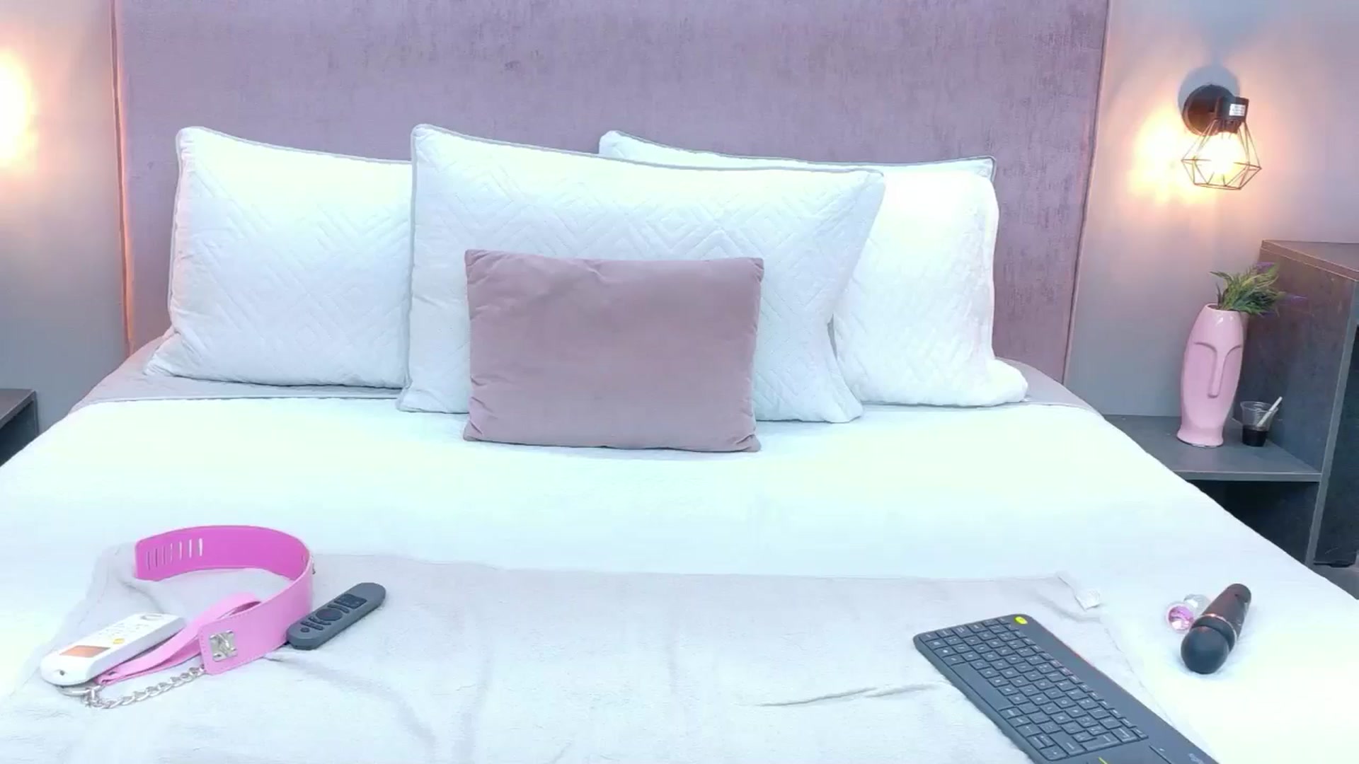 Gallery image thumbnail from CamilaHill's myfreecams stream on, 12/19/2025, 13:47 image 15 of 20