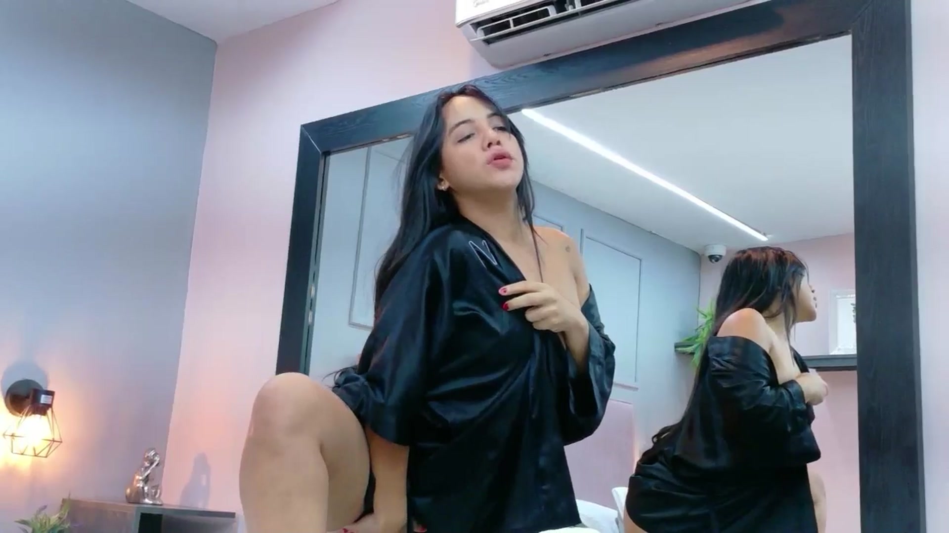 Gallery image thumbnail from CamilaHill's myfreecams stream on, 12/22/2025, 17:03 image 14 of 20