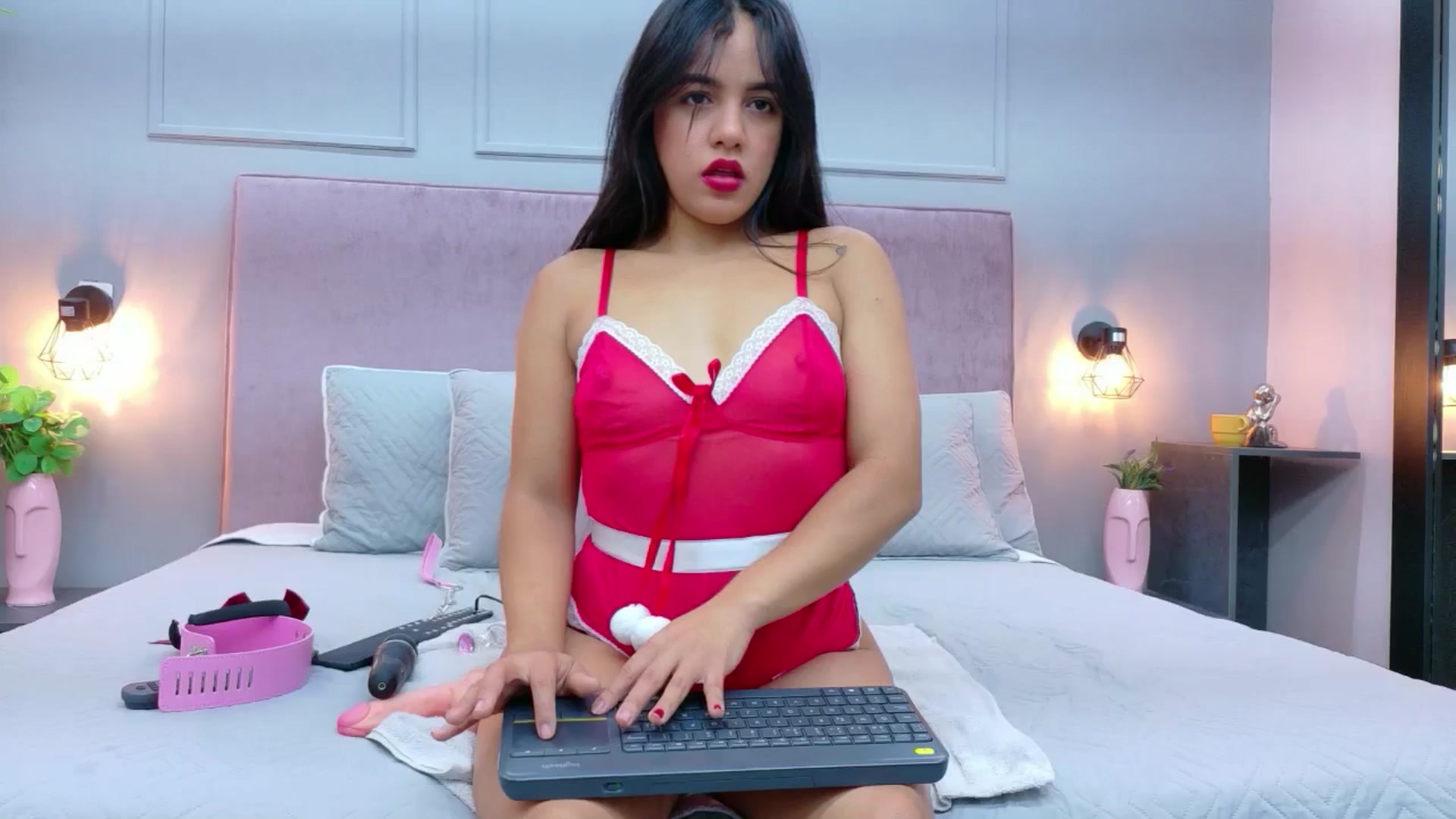 Gallery image thumbnail from CamilaHill's myfreecams stream on, 12/24/2025, 13:57 image 14 of 20