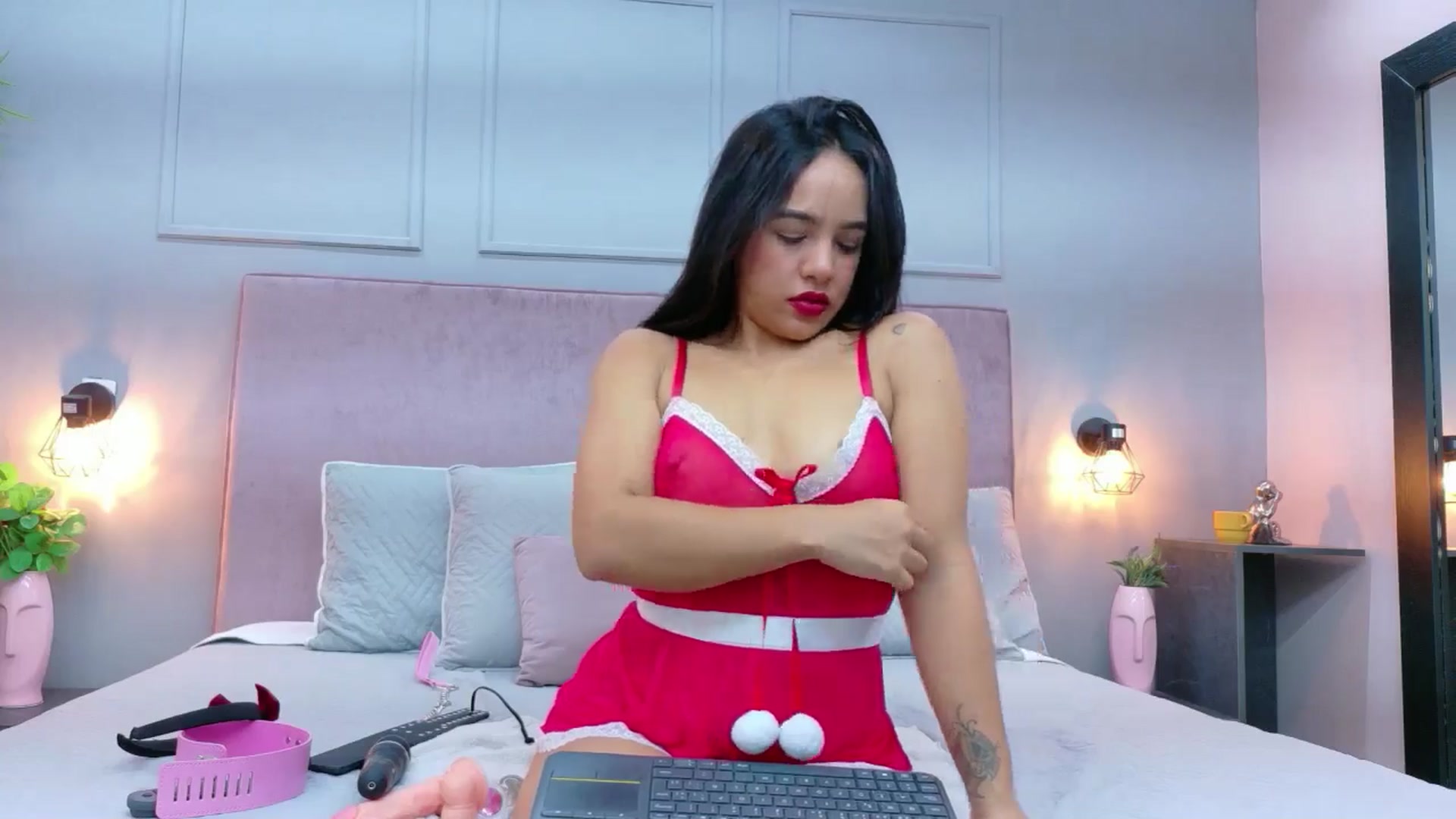 Gallery image thumbnail from CamilaHill's myfreecams stream on, 12/24/2025, 13:57 image 11 of 20