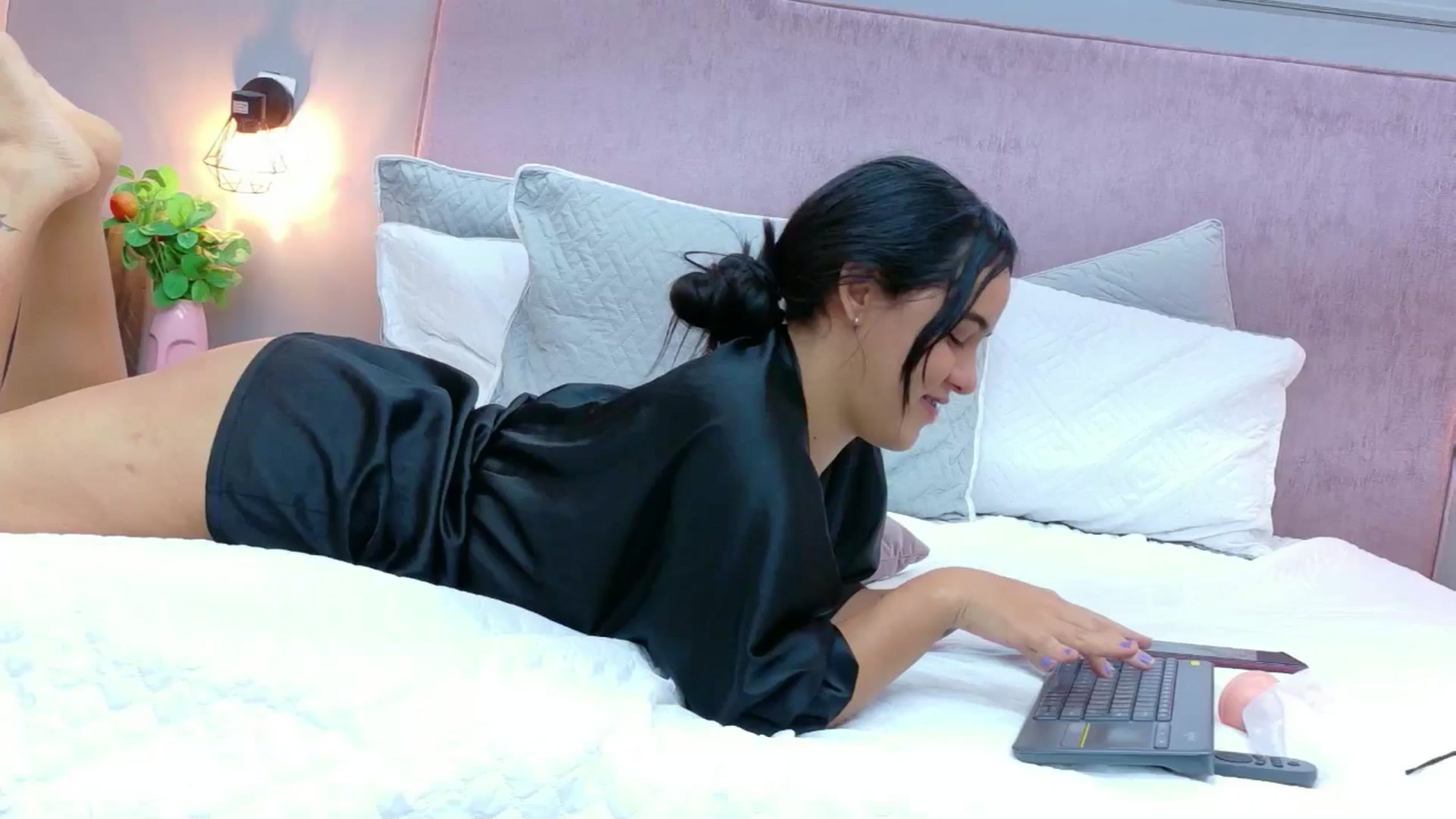 Gallery image thumbnail from CamilaHill's myfreecams stream on, 12/27/2025, 19:14 image 1 of 20