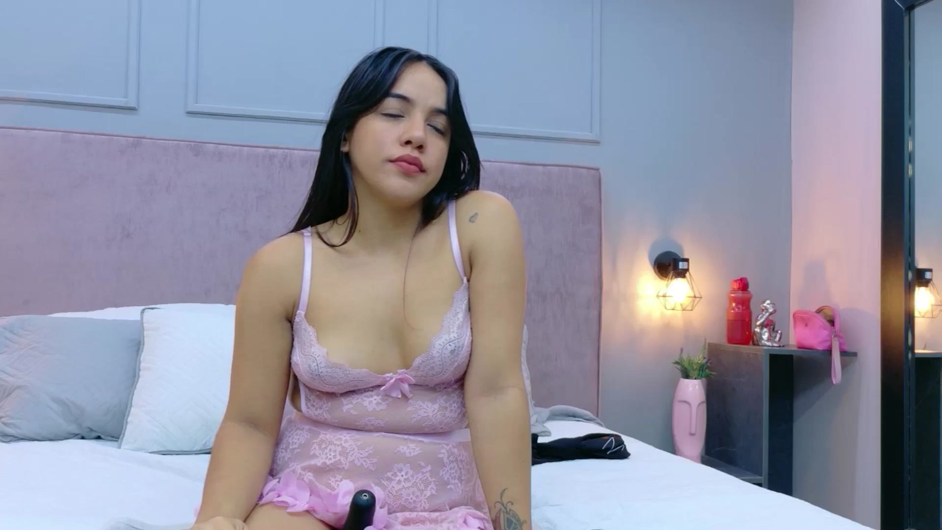 Gallery image thumbnail from CamilaHill's myfreecams stream on, 01/29/2026, 17:36 image 3 of 20
