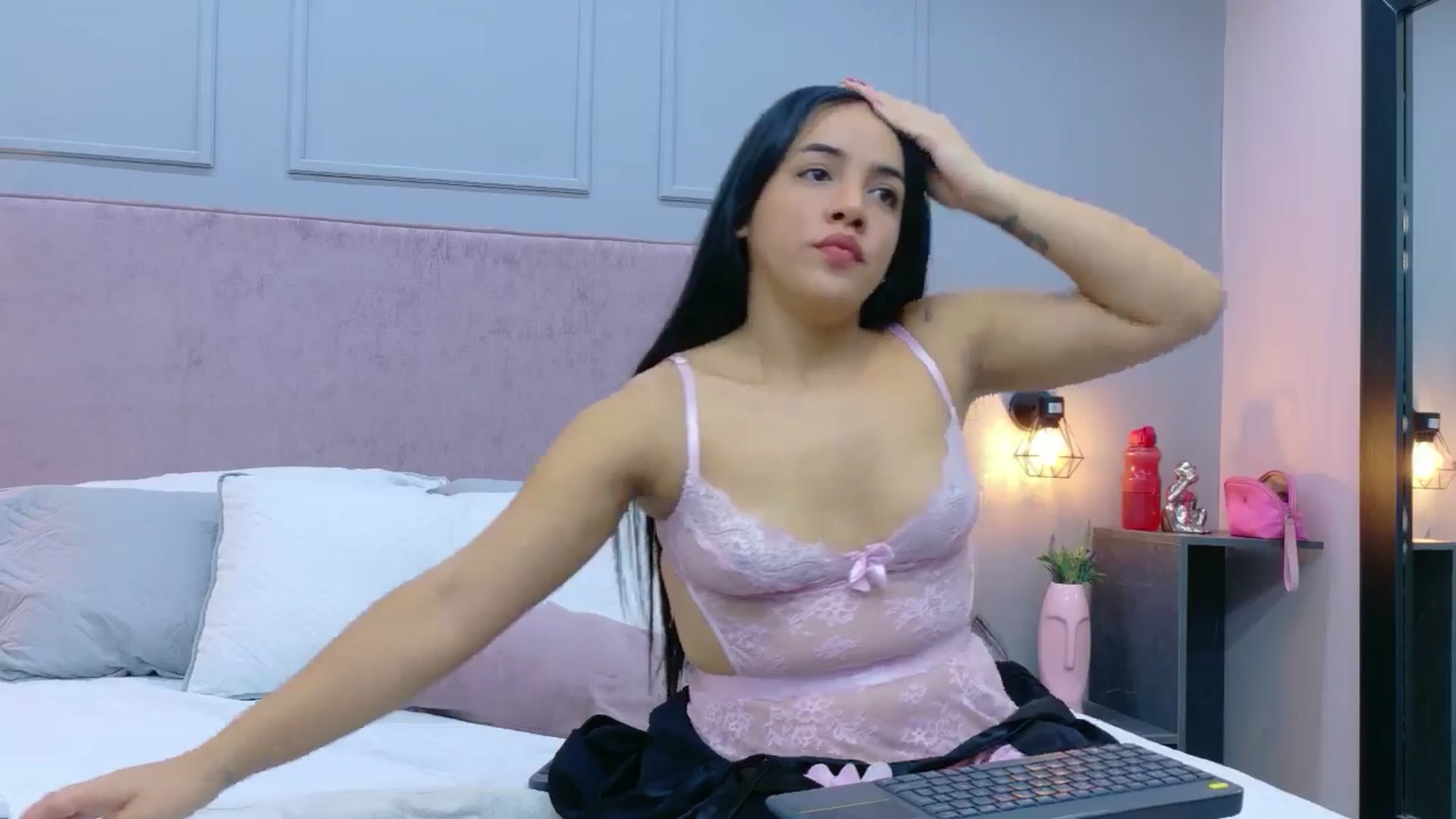 Gallery image thumbnail from CamilaHill's myfreecams stream on, 01/29/2026, 17:36 image 14 of 20