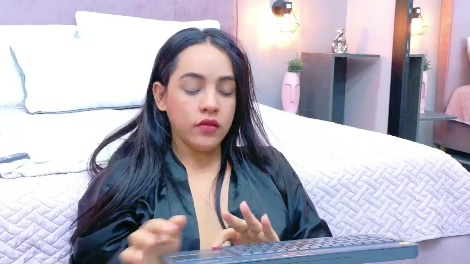 Gallery image thumbnail from CamilaHill's myfreecams stream on, 03/28/2026, 18:17 image 11 of 20