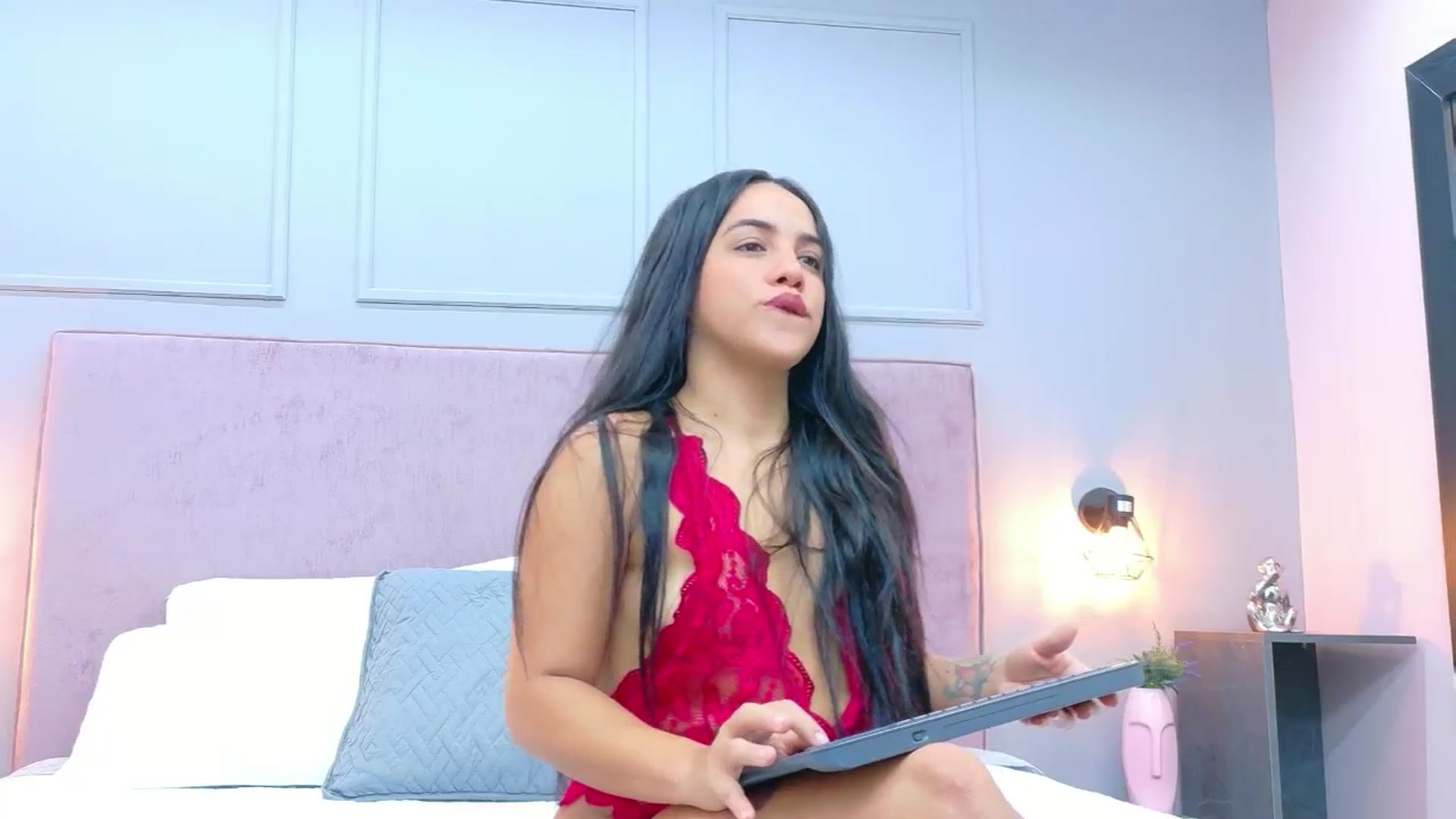 Gallery image thumbnail from CamilaHill's myfreecams stream on, 03/31/2026, 16:58 image 16 of 20