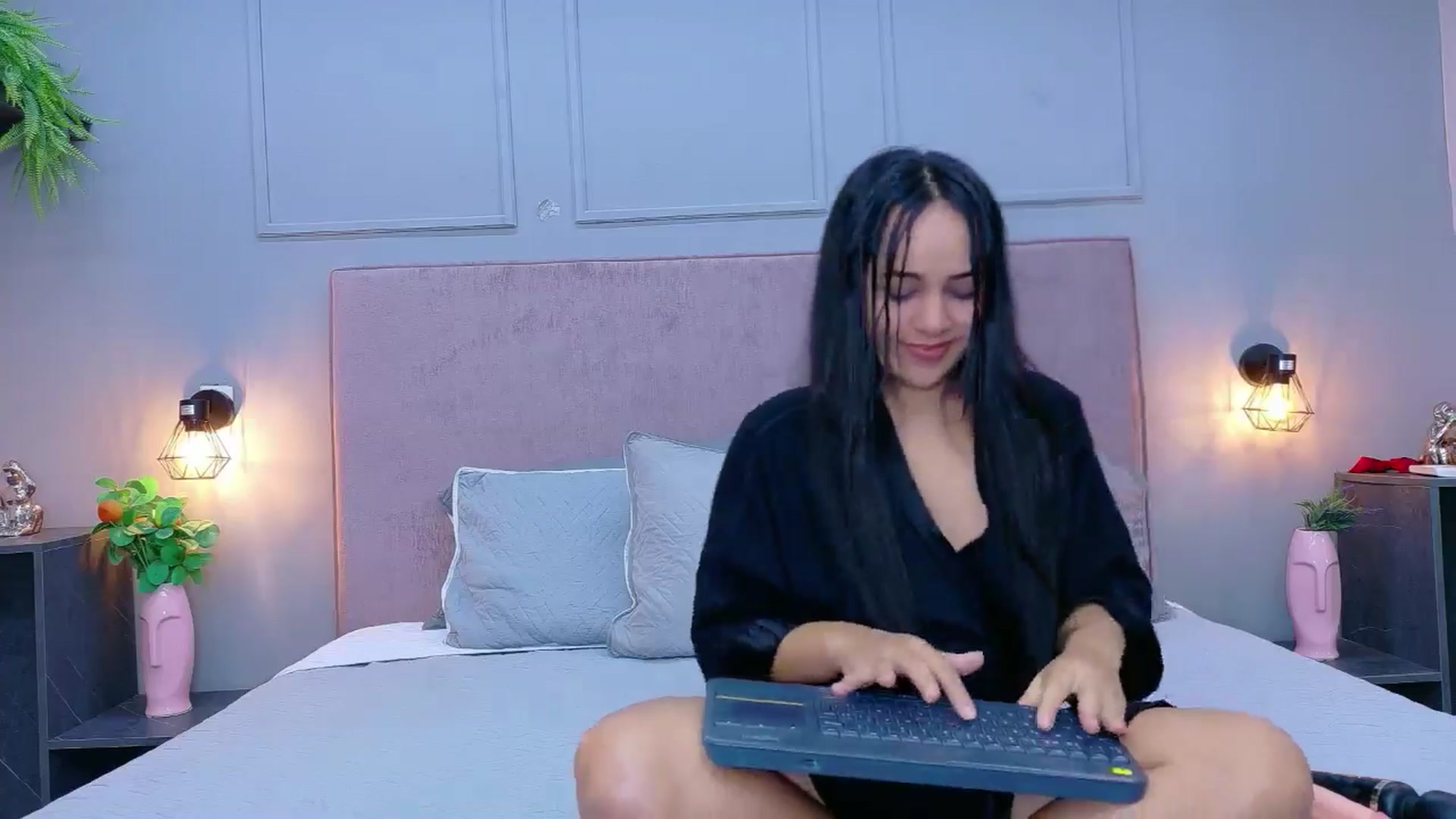 Gallery image thumbnail from CamilaHill's myfreecams stream on, 04/20/2026, 17:32 image 17 of 20