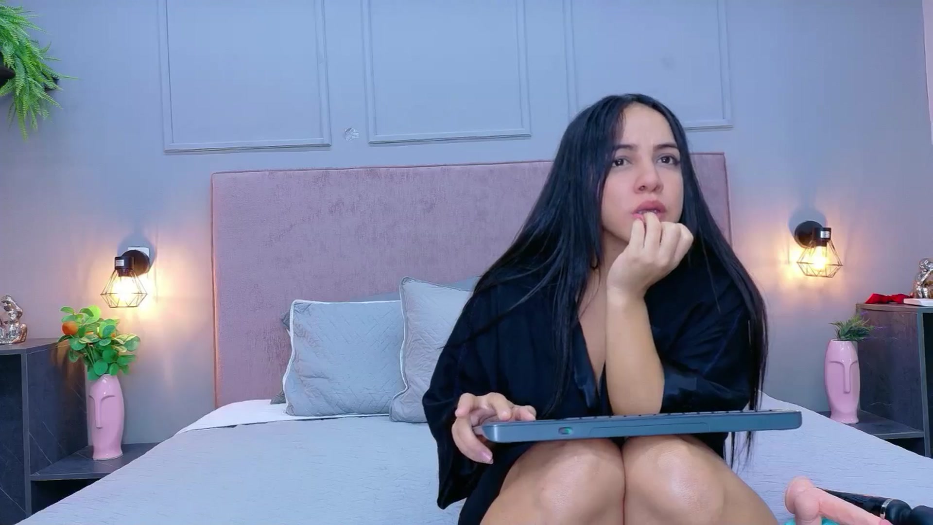 Gallery image thumbnail from CamilaHill's myfreecams stream on, 04/20/2026, 17:32 image 6 of 20