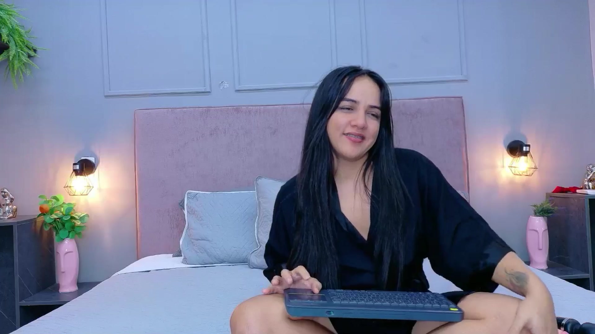 Gallery image thumbnail from CamilaHill's myfreecams stream on, 04/20/2026, 17:32 image 19 of 20