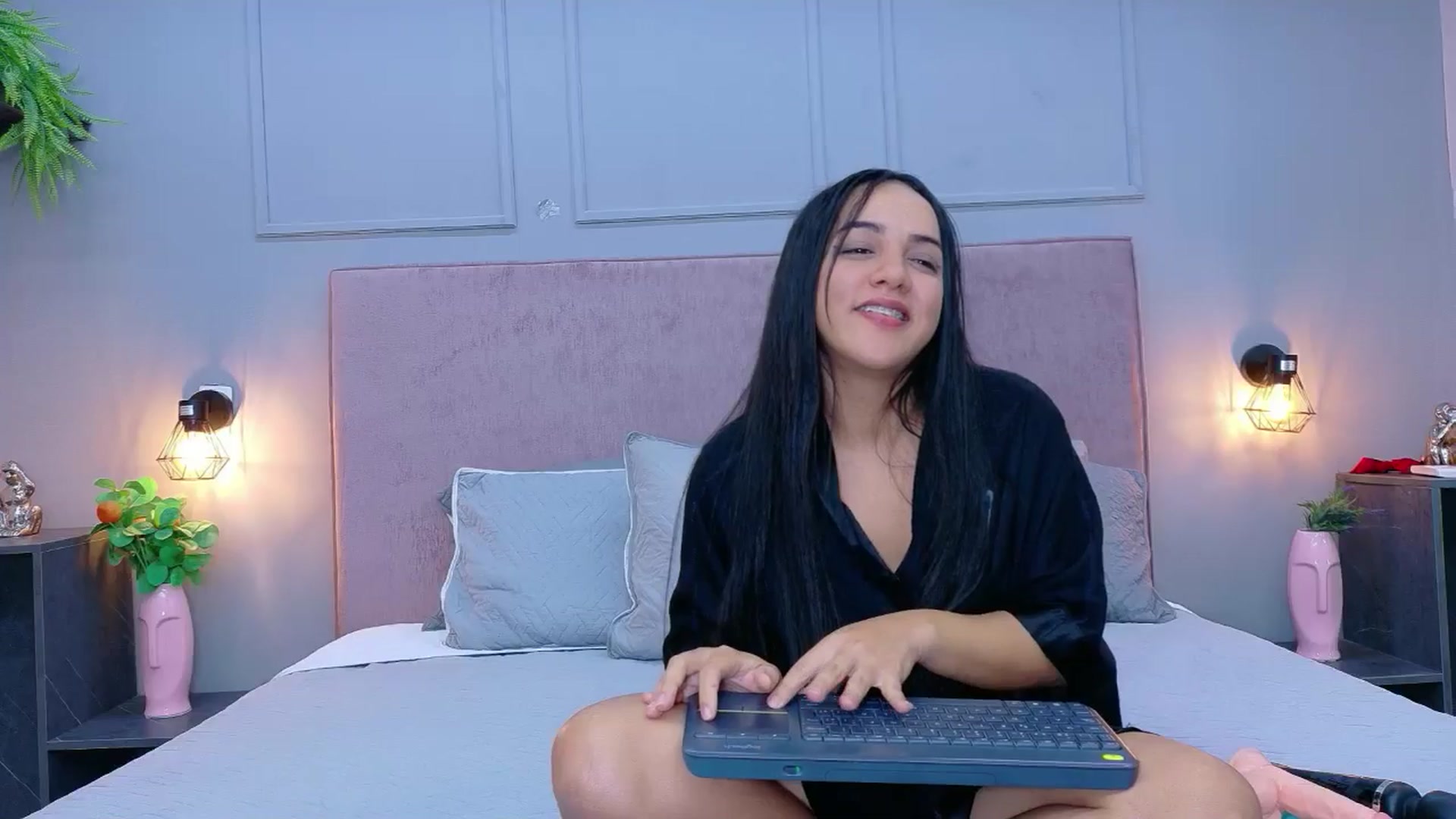 Gallery image thumbnail from CamilaHill's myfreecams stream on, 04/20/2026, 17:32 image 14 of 20
