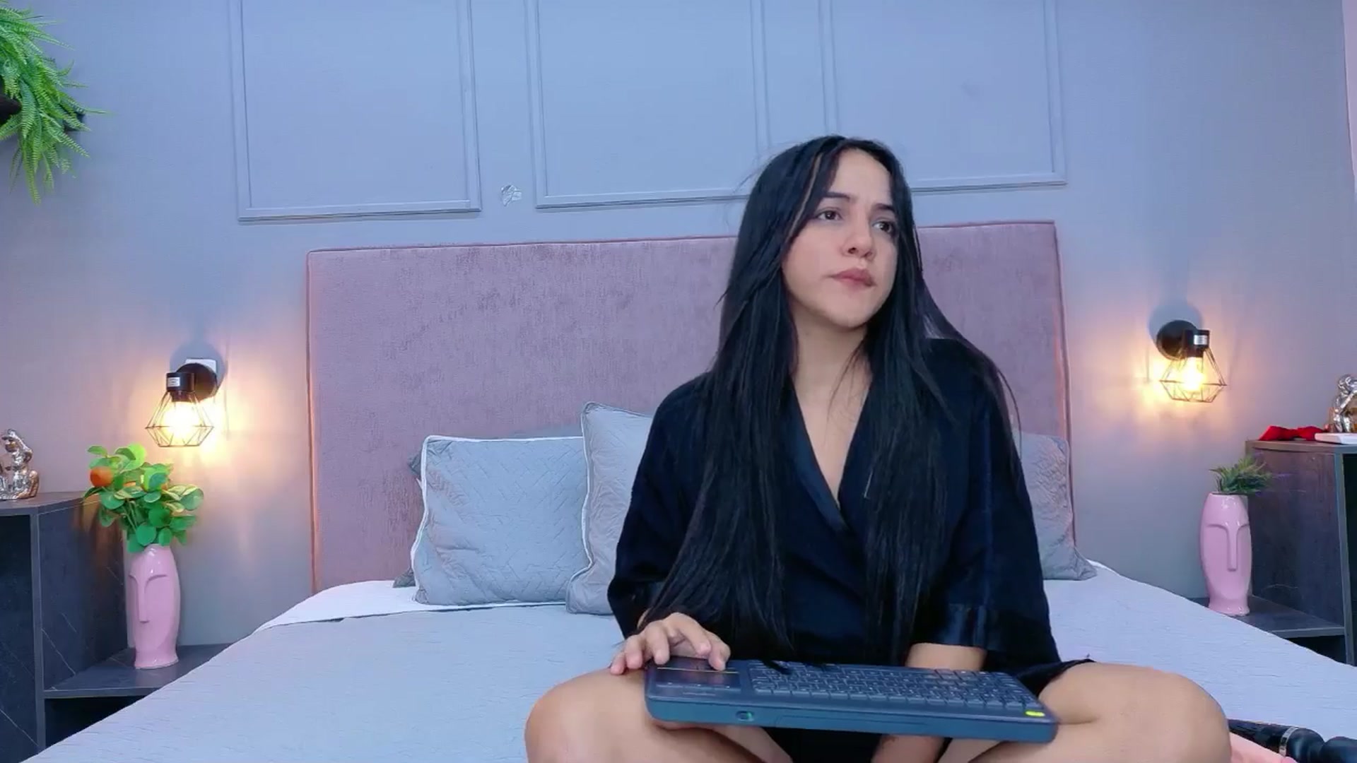 Gallery image thumbnail from CamilaHill's myfreecams stream on, 04/20/2026, 17:32 image 18 of 20