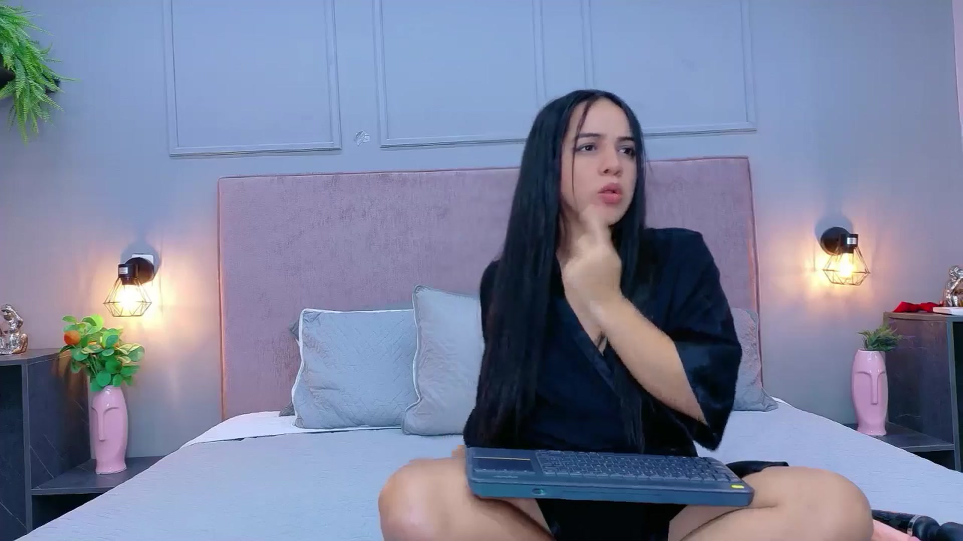 Gallery image thumbnail from CamilaHill's myfreecams stream on, 04/20/2026, 17:32 image 16 of 20