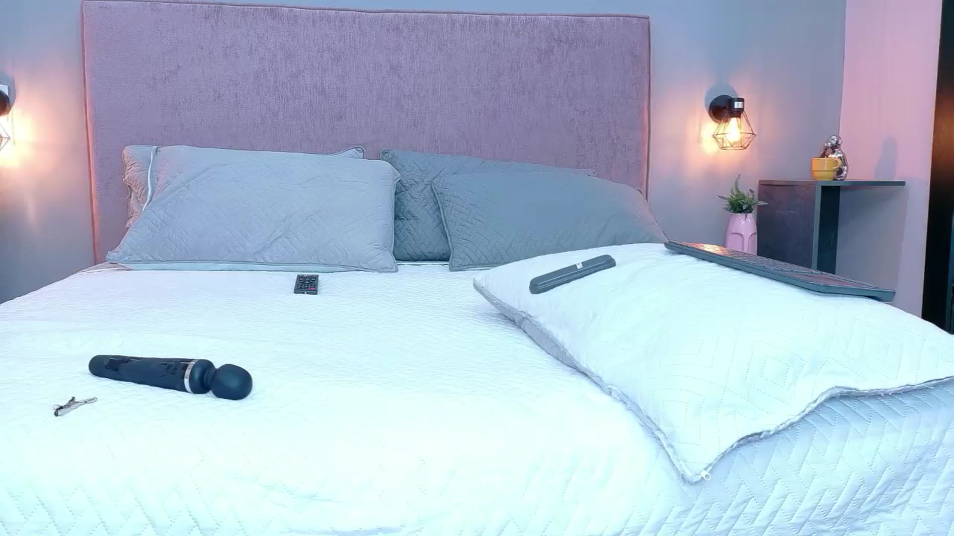 Gallery image thumbnail from CamilaHill's myfreecams stream on, 04/30/2026, 16:54 image 14 of 20