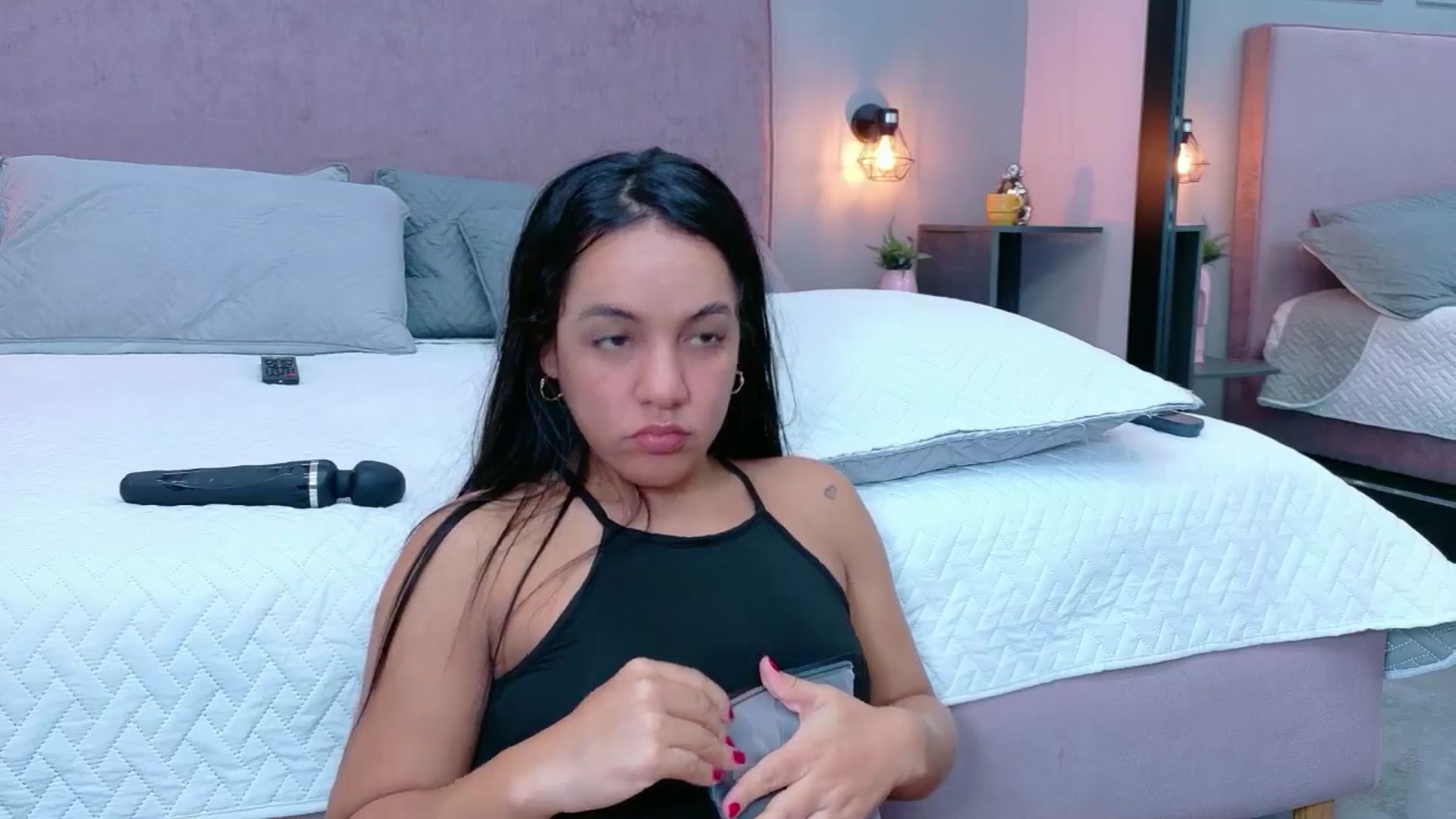 Gallery image thumbnail from CamilaHill's myfreecams stream on, 04/30/2026, 16:54 image 19 of 20