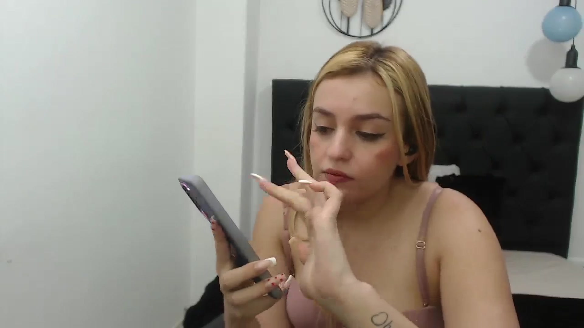 Gallery image thumbnail from CamilleDucan's myfreecams stream on, 02/27/2024, 17:06 image 2 of 20