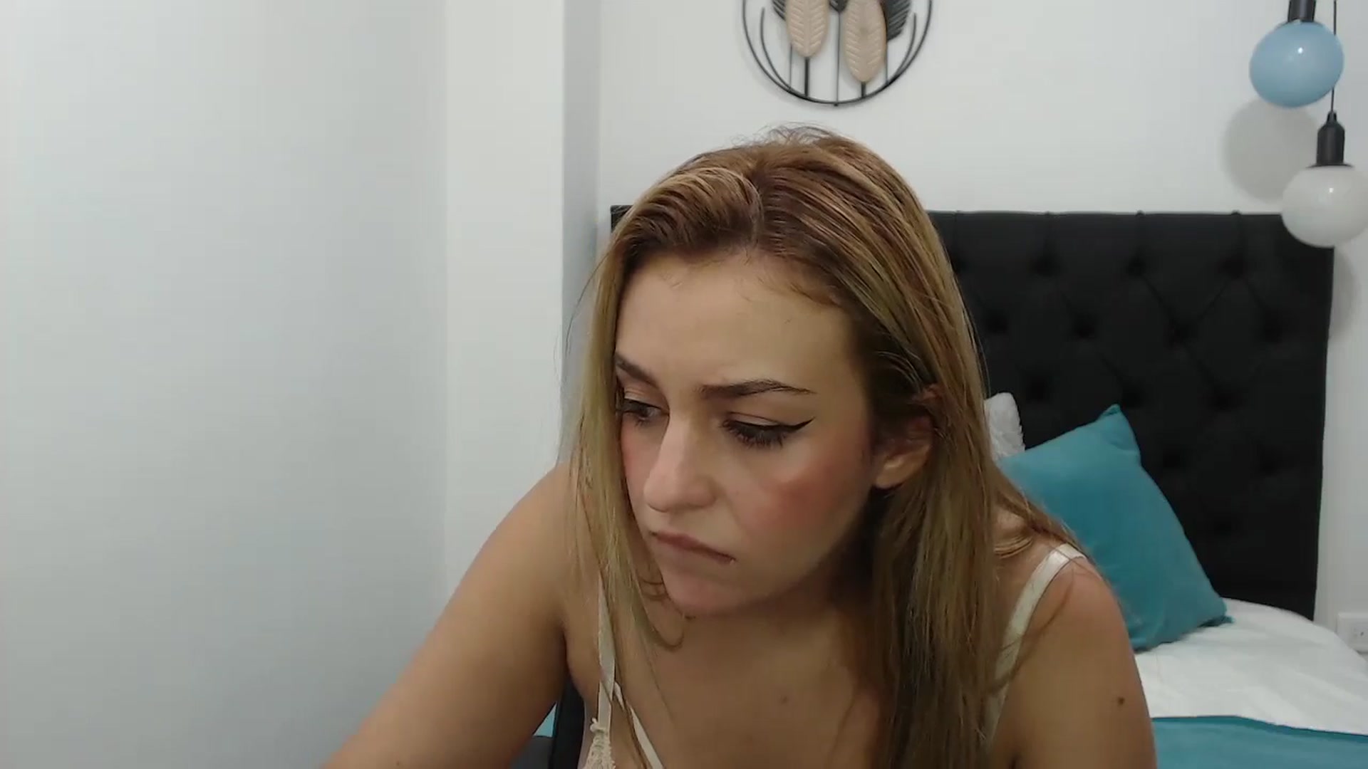 Gallery image thumbnail from CamilleDucan's myfreecams stream on, 05/03/2024, 15:50 image 3 of 20