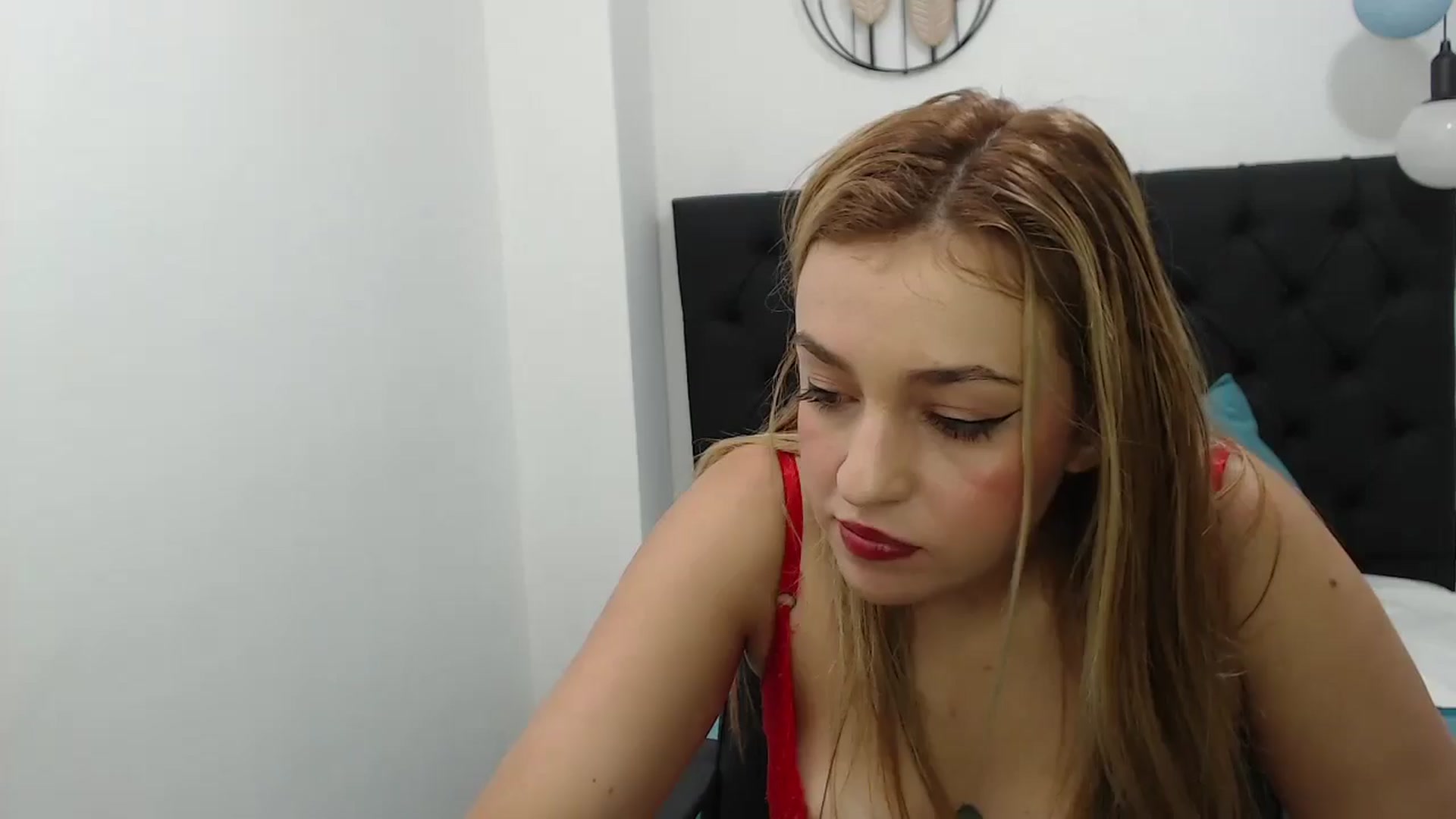 Gallery image thumbnail from CamilleDucan's myfreecams stream on, 05/04/2024, 13:38 image 12 of 20