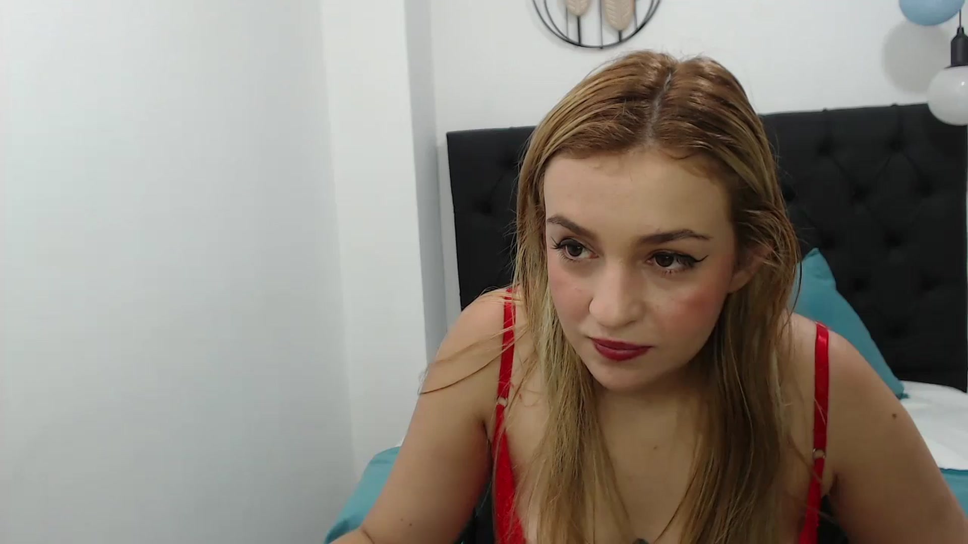 Gallery image thumbnail from CamilleDucan's myfreecams stream on, 05/04/2024, 13:38 image 19 of 20