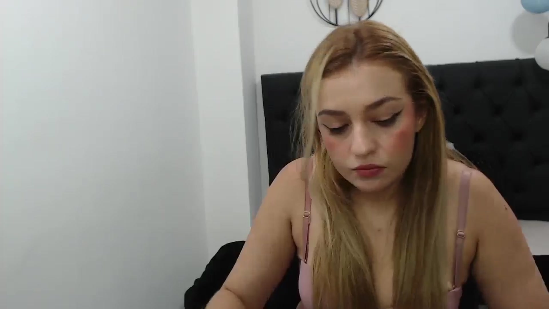 Gallery image thumbnail from CamilleDucan's myfreecams stream on, 05/06/2024, 14:03 image 8 of 20