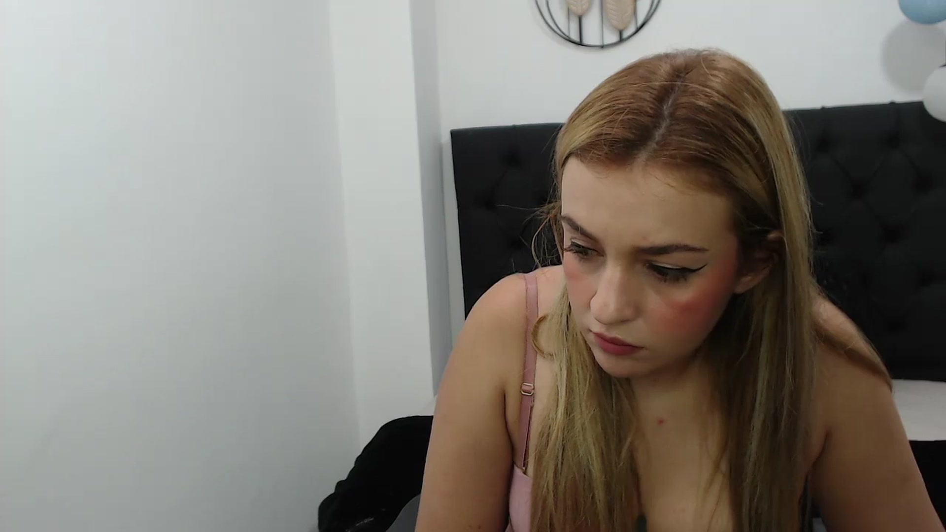 Gallery image thumbnail from CamilleDucan's myfreecams stream on, 05/06/2024, 14:03 image 11 of 20