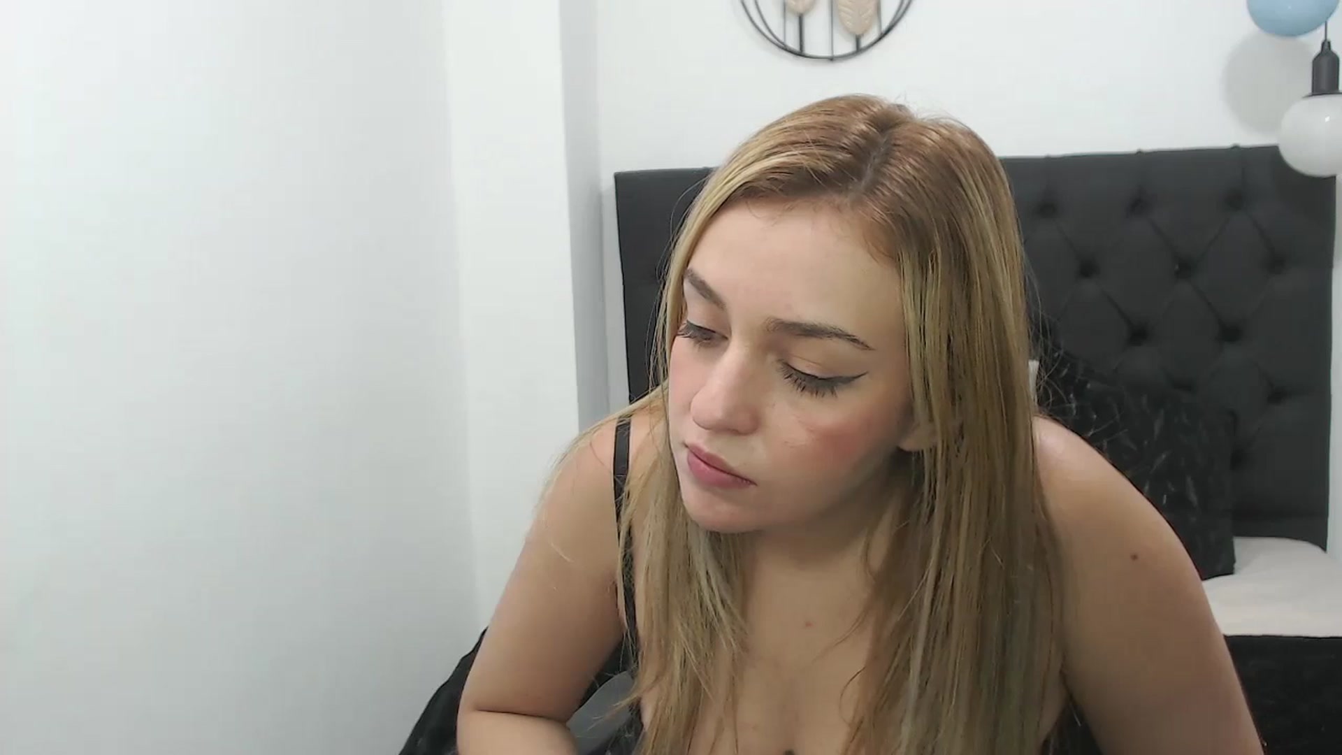 Gallery image thumbnail from CamilleDucan's myfreecams stream on, 05/07/2024, 19:00 image 4 of 20