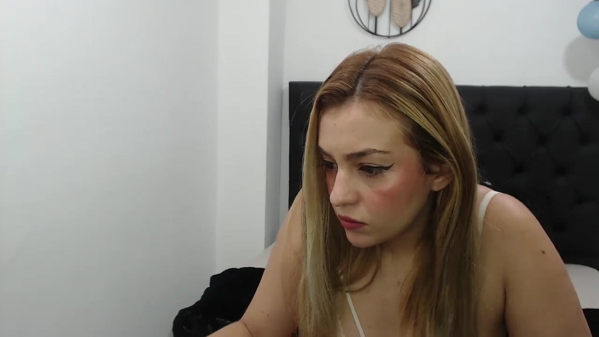 Gallery image thumbnail from CamilleDucan's myfreecams stream on, 05/11/2024, 14:31 image 4 of 20