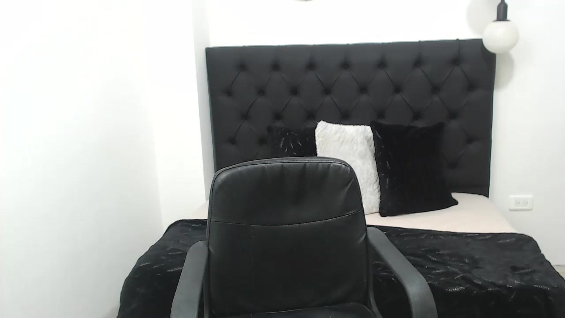 Gallery image thumbnail from CamilleDucan's myfreecams stream on, 09/09/2024, 19:05 image 1 of 20