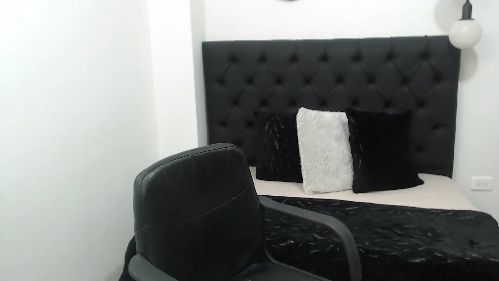Gallery image thumbnail from CamilleDucan's myfreecams stream on, 09/10/2024, 13:53 image 19 of 20