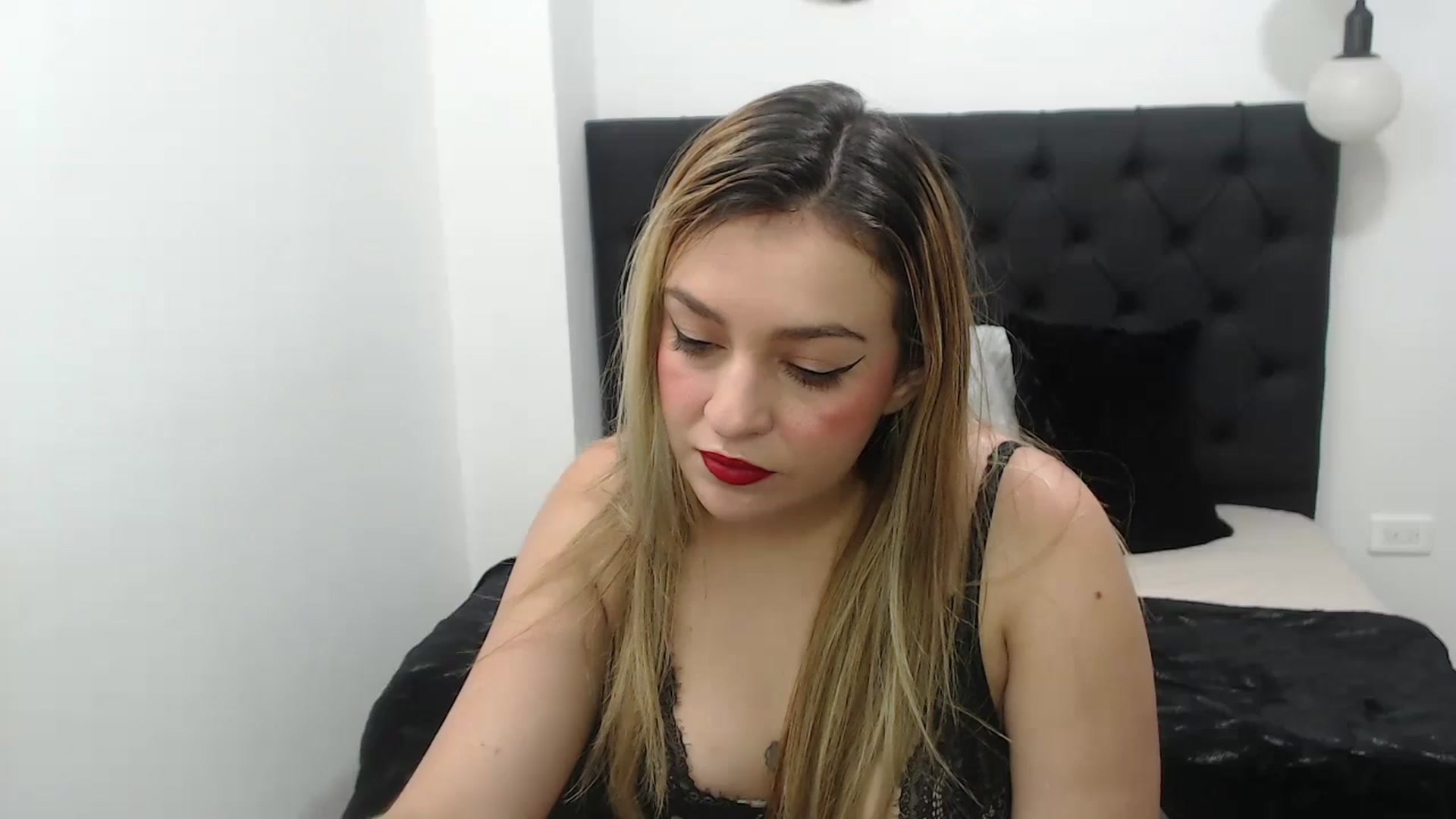 Gallery image thumbnail from CamilleDucan's myfreecams stream on, 09/10/2024, 13:53 image 17 of 20
